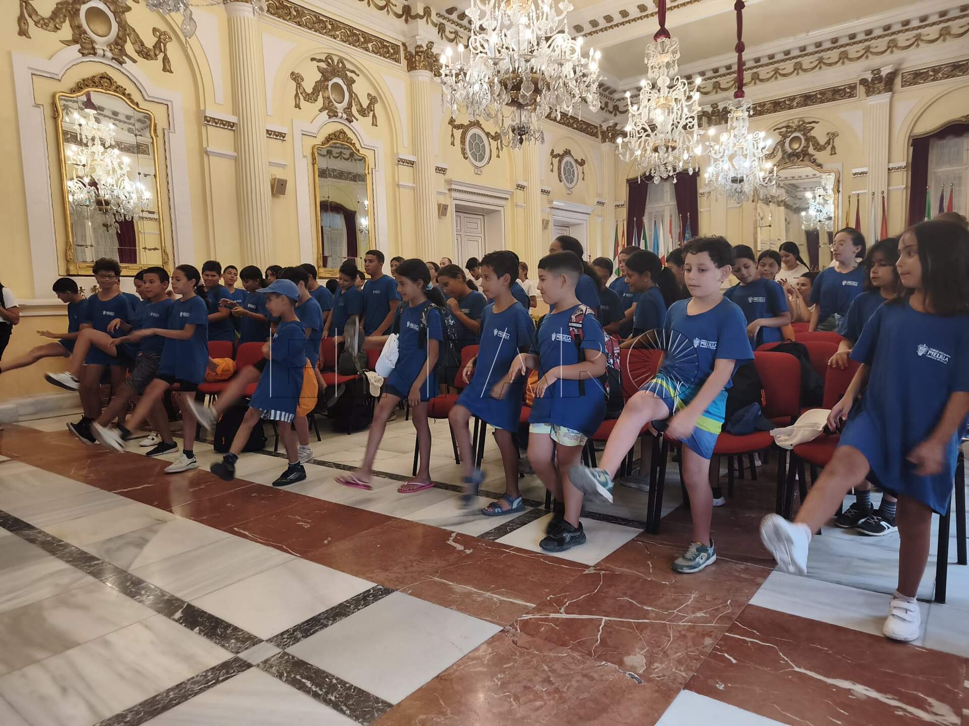 Los niños y niñas de las colonias urbanas bailando y cantando en el Salón Dorado. -AGC-