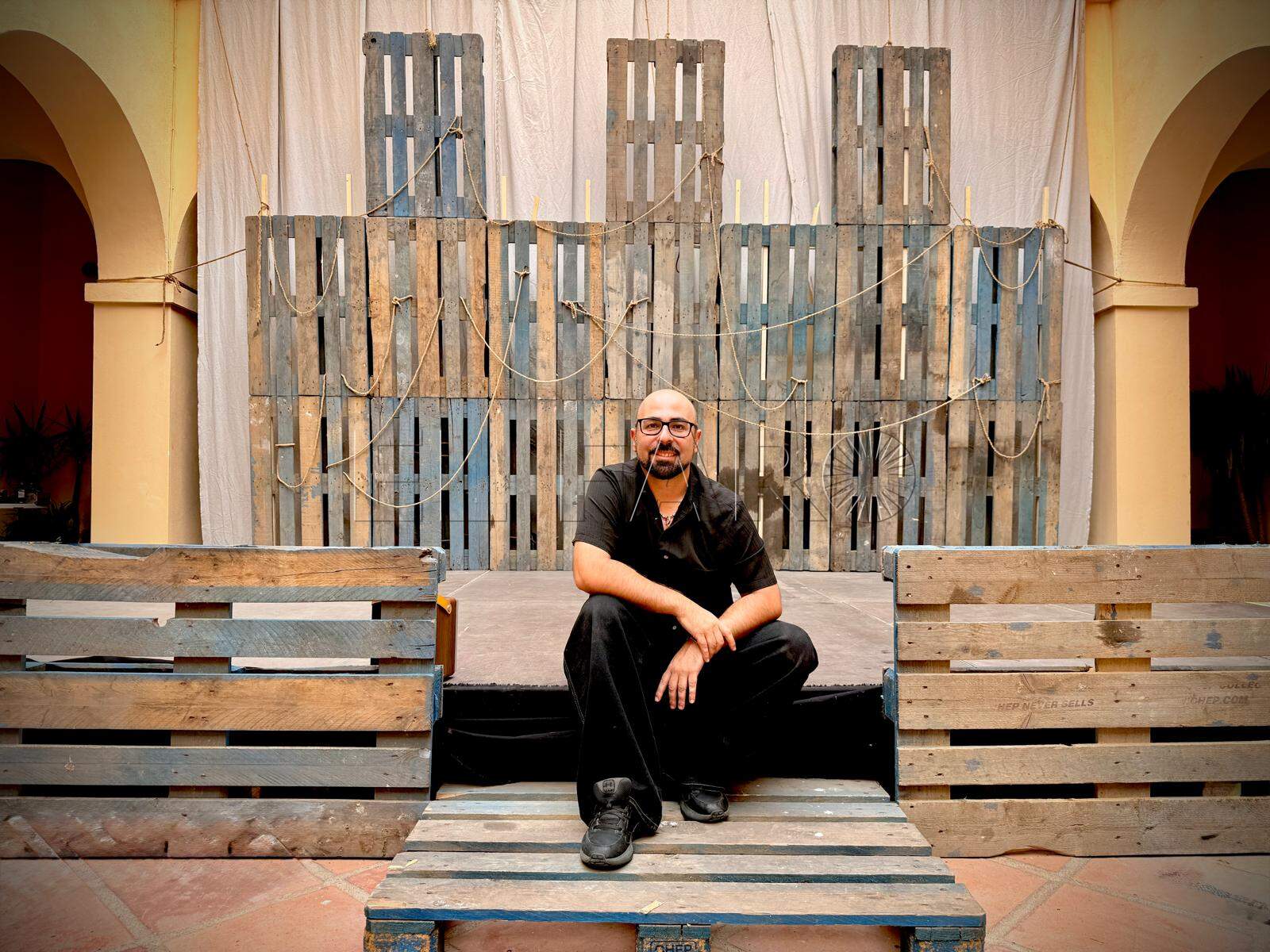 Álvaro Sola junto a la escenografía, dialogando con el espacio del Hospital del Rey. -Cedida por el creativo-