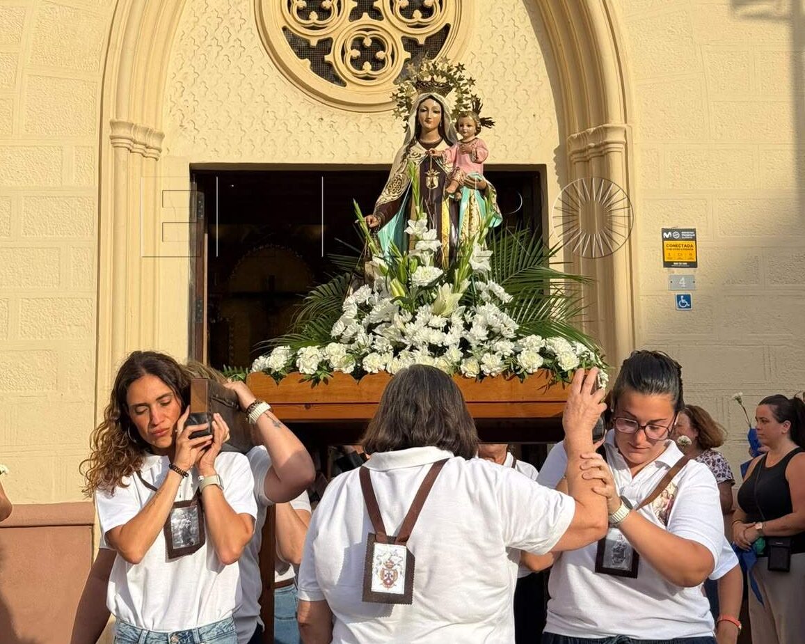 Salida procesional de la Virgen del Carmen a la Plaza de los Pescadores