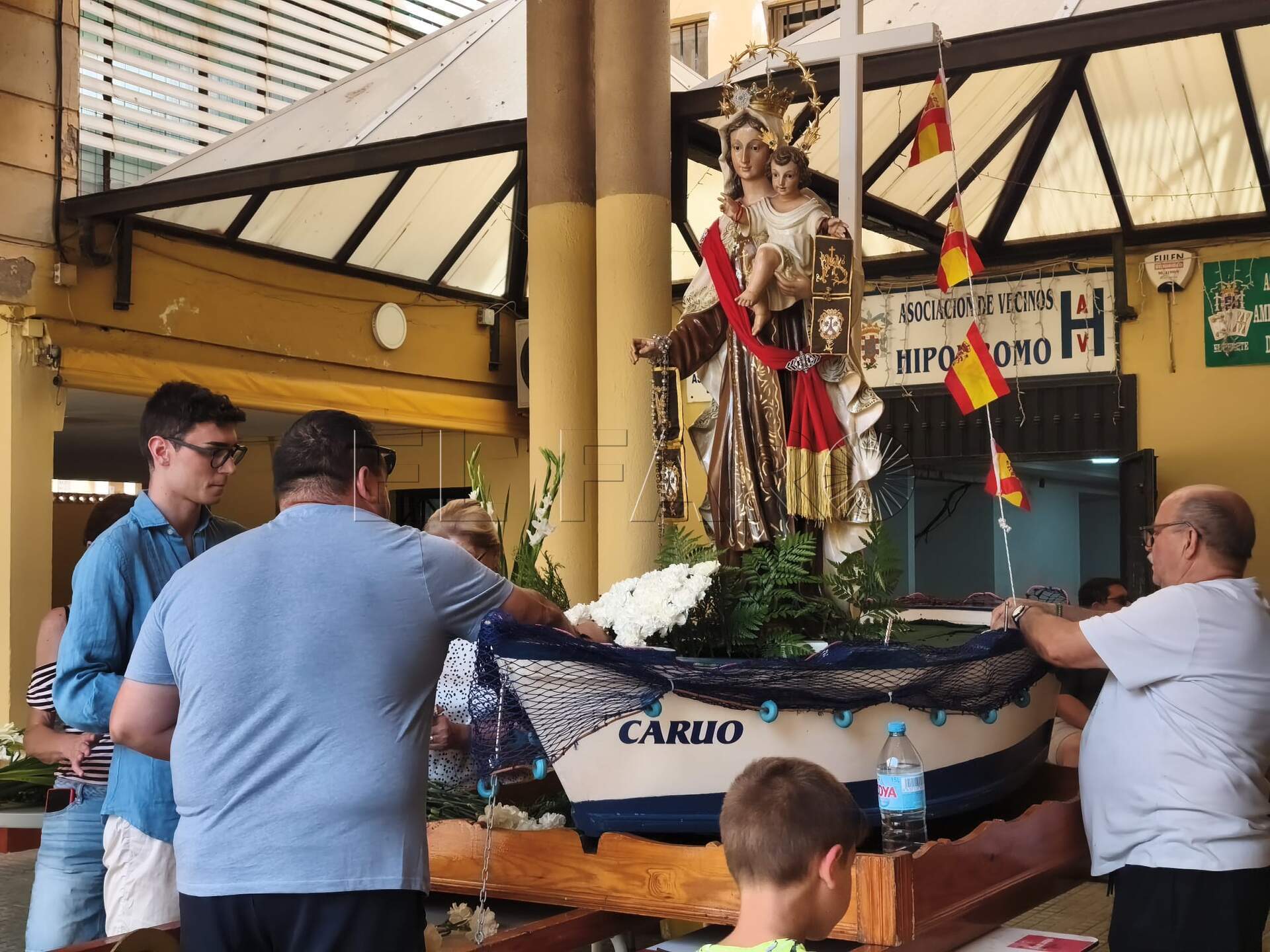 Colocación de las flores sobre la barca de la Virgen del Carmen.