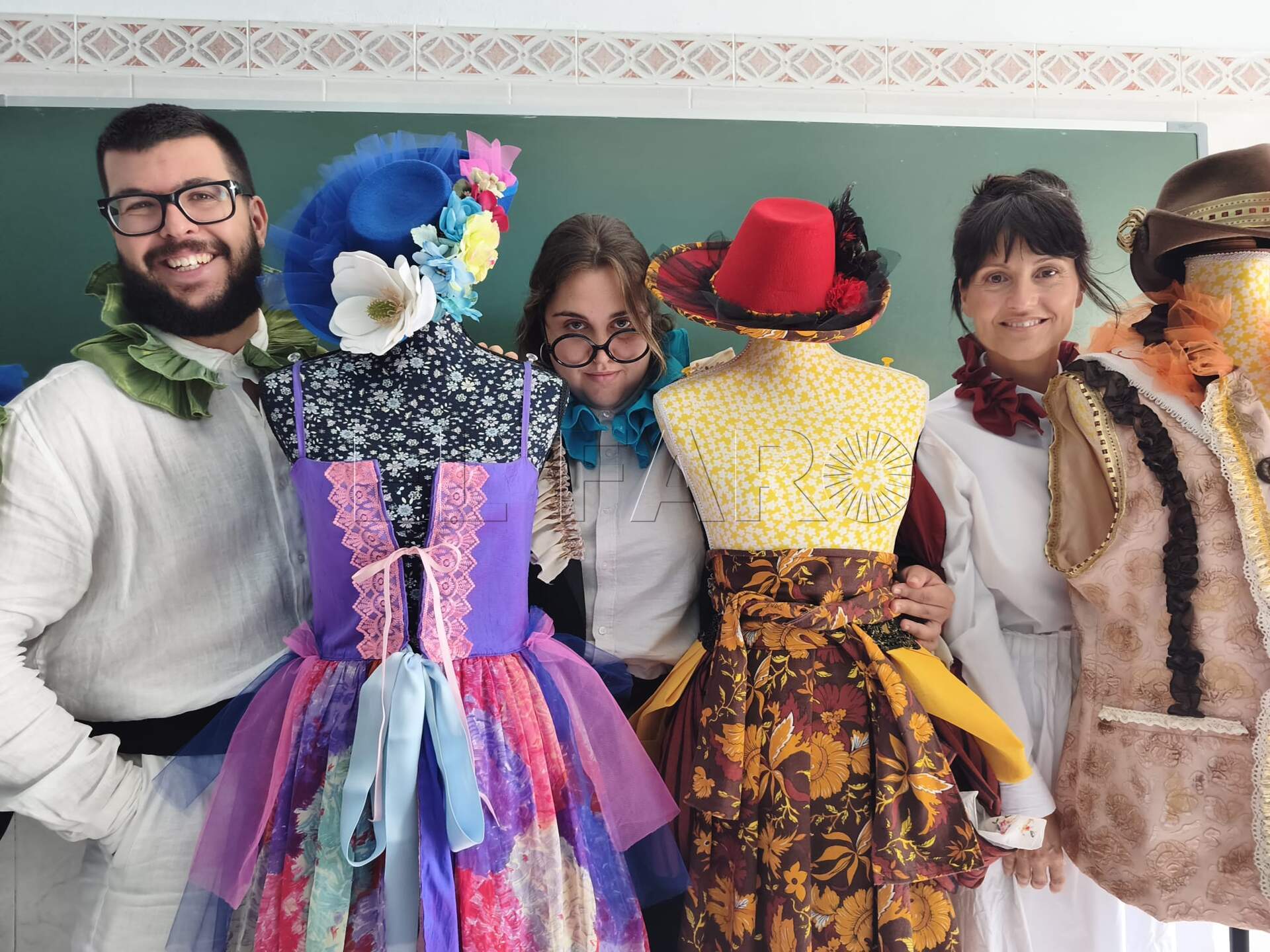 Pablo Calvo, Lara Megía y Raquel González, elenco de 'La dama boba' junto al vestuario. -AGC-