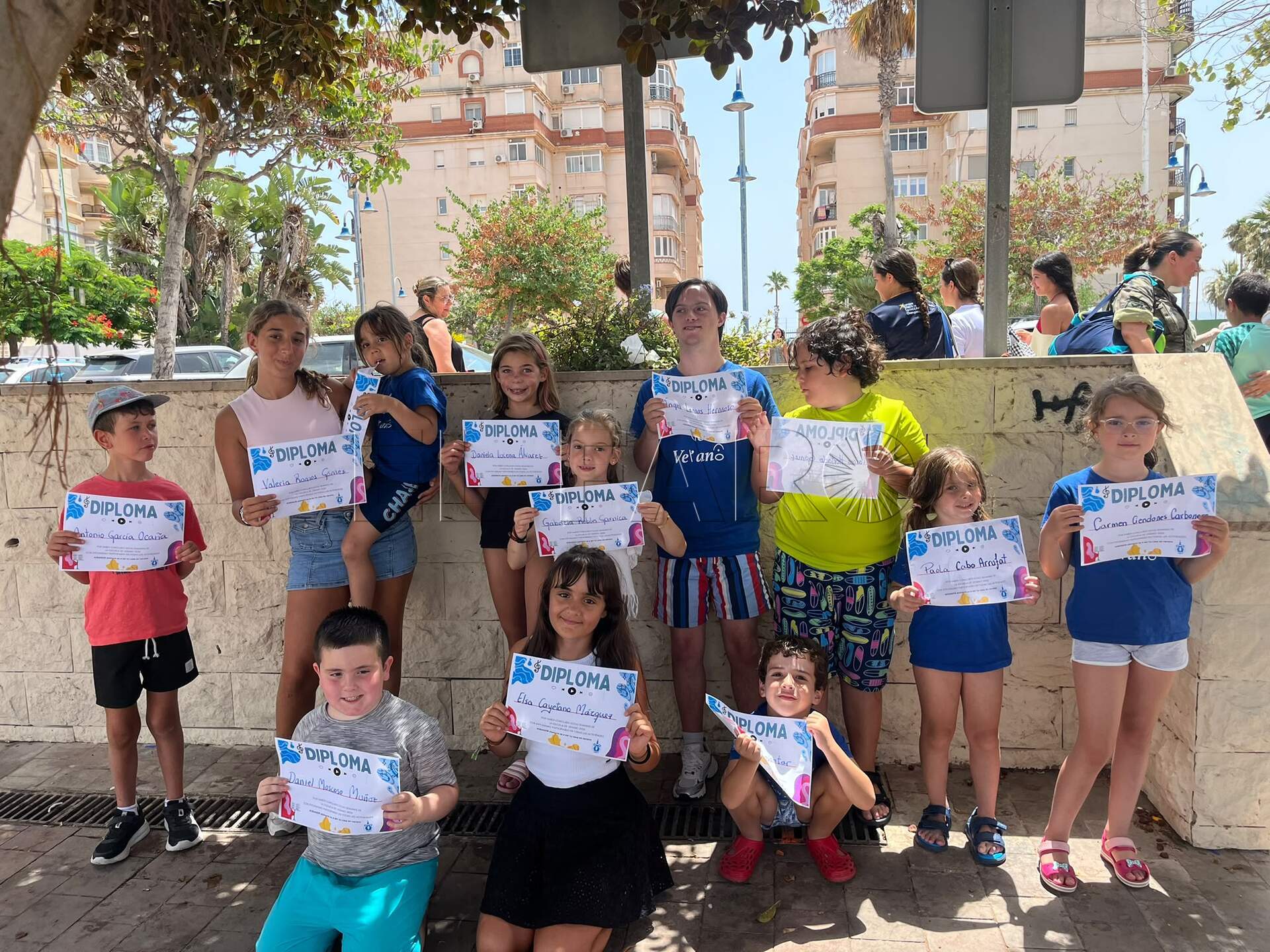 Niños y niñas de la Escuela de Verano de Asbanor recibiendo su diploma de participación durante la jornada del viernes 17 de julio. -Cedida por Clara Rincón-