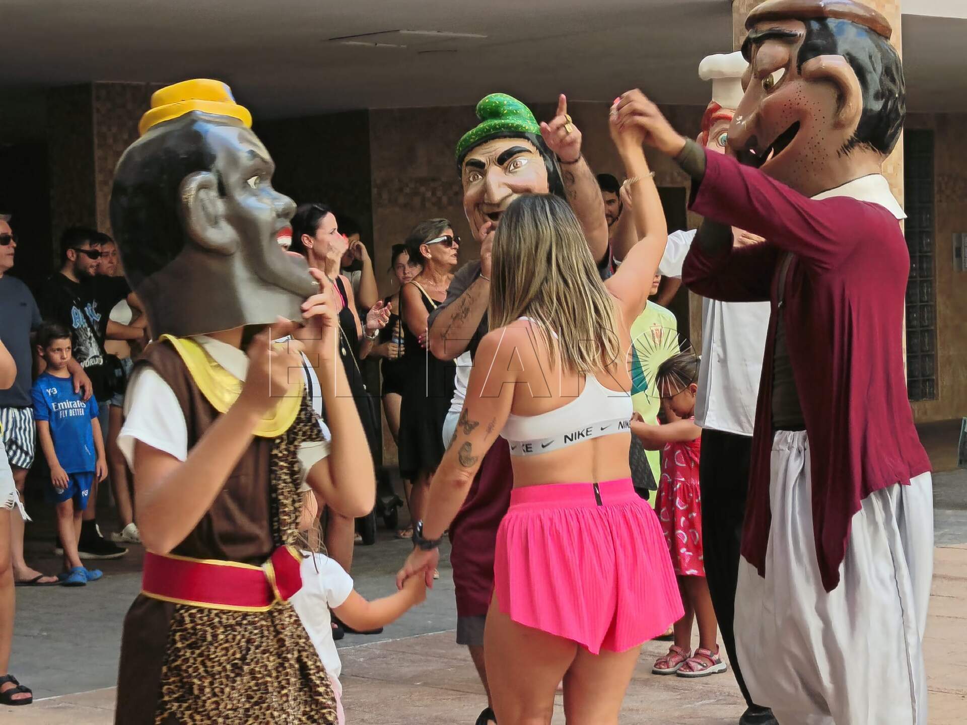 El pasacalles recorrió y animó las calles del barrio del Hipódromo. -AGC-