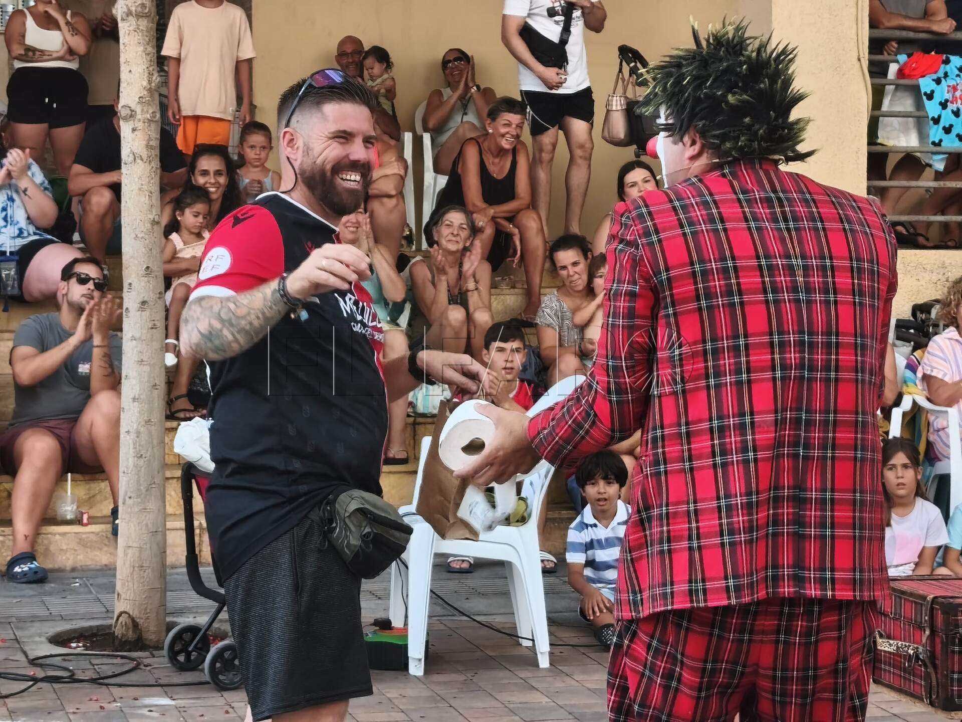 El barrio se implica y la actuación no es un espectáculo más, es un territorio de complicidad. -AGC-