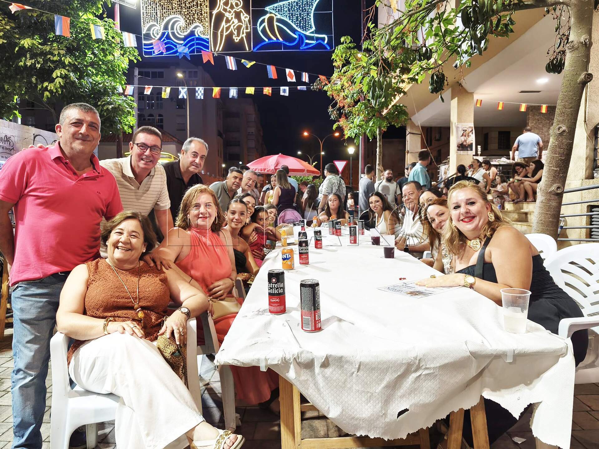 Vecinos coreanos disfrutando de la celebración en familia. -AGC-
