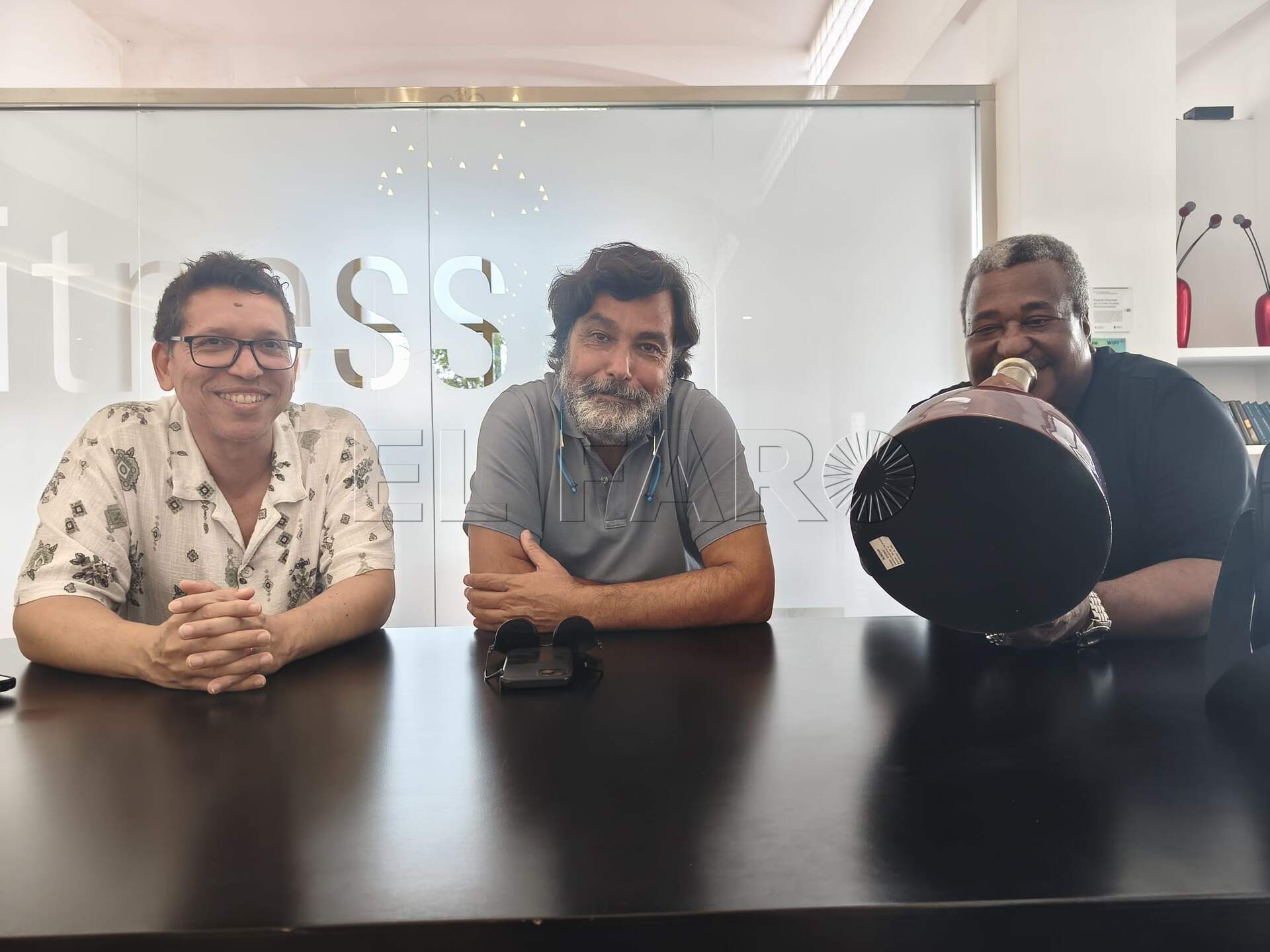 Pepe Rivero, Kiriko Gutiérrez y Manuel Machado en el Hotel Melilla Puerto. -AGC-