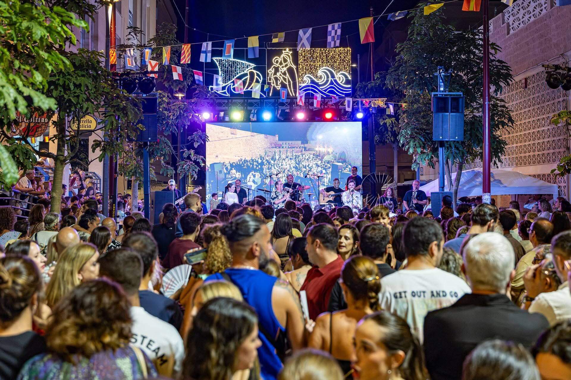 Los Soniketes durante su actuación en la verbena de la Virgen del Carmen 2026. -Cedida por el grupo-