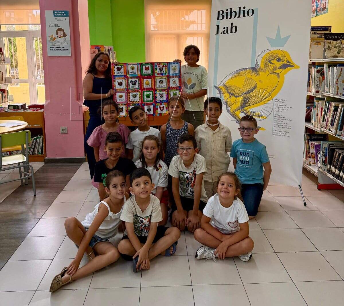Niños y niñas del campamento de verano de BiblioLab junto a su obra artística realizada con cartones de huevos. -Cedida por Mansilla-