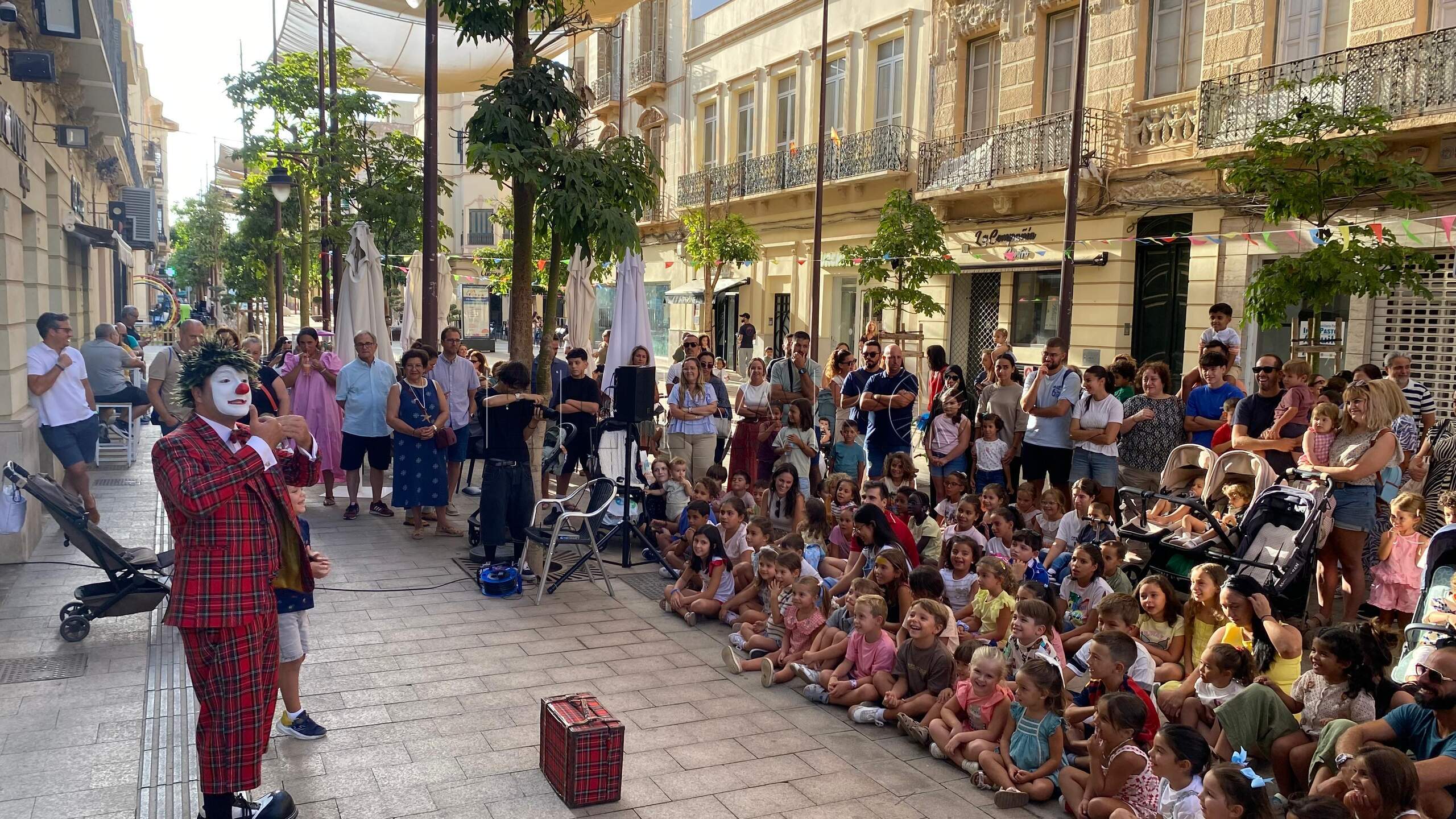 El payaso y mago Sarapín en la Pre-Feria de Zona Centro