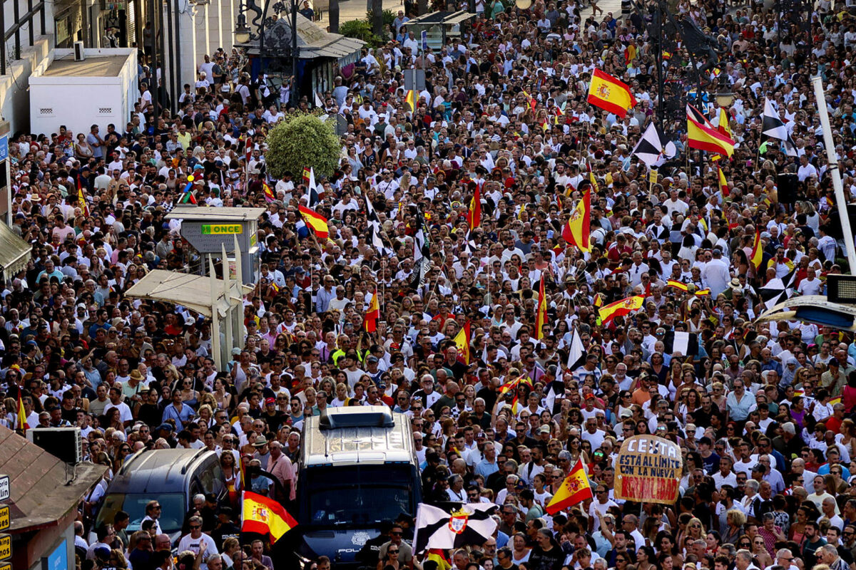 Miles de ceutíes han comenzado a concentrarse este domingo, en la Plaza de la Constitución de Ceuta en una multitudinaria manifestación convocada por las cuatro comunidades religiosas de la ciudad bajo el lema Basta ya. Ceuta no se rinde, para reclamar una respuesta ante la crisis migratoria desencadenada por la entrada masiva del pasado 30 de julio. La concentración, que ha arrancado a las 20.00 horas, reúne a ciudadanos de distintos barrios y sensibilidades en una convocatoria que sus organizadores han querido mantener al margen de partidos políticos e ideologías y que pretende lanzar un mensaje de unidad de la sociedad ceutí ante una situación que ha dejado 83 fallecidos, según los últimos datos facilitados. EFE/ Reduan