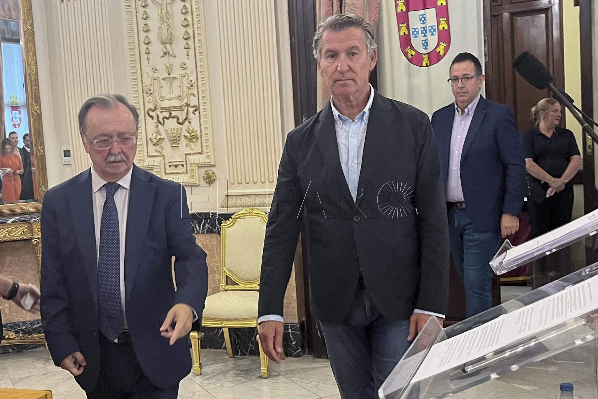 CEUTA, 19/08/2026.- El presidente del PP, Alberto Núñez Feijoó (c), junto al presidente de la Ciudad Autónoma de Ceuta, Juan Jesús Vivas Lara (i), durante su comparecencia ante los medios esta tarde en el Palacio Autonómico de Ceuta, con motivo del líder popular a la ciudad autónoma. Feijóo ha anunciado este miércoles que el PP acudirá al Tribunal Supremo por la ausencia de varios ministros en las comisiones de investigación del Senado, donde tenían que haber explicado por qué Ceuta "fue invadida". EFE/ Reduan