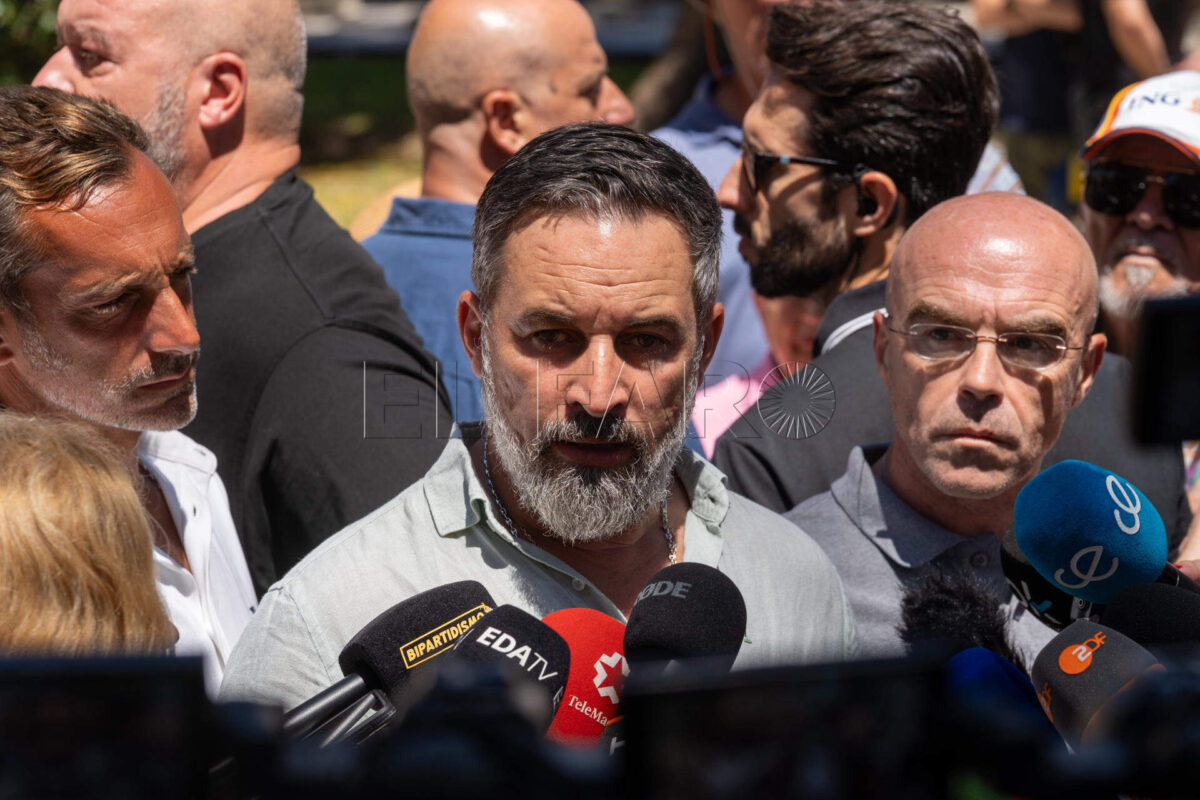 CEUTA, 02/08/2026.- El presidente de Vox, Santiago Abascal, hace unas declaraciones este domingo en Ceuta, en las que ha pedido la militarización de la frontera de Ceuta con Marruecos y ha culpado de la crisis migratoria al presidente del Gobierno, Pedro Sánchez. EFE/Reduan