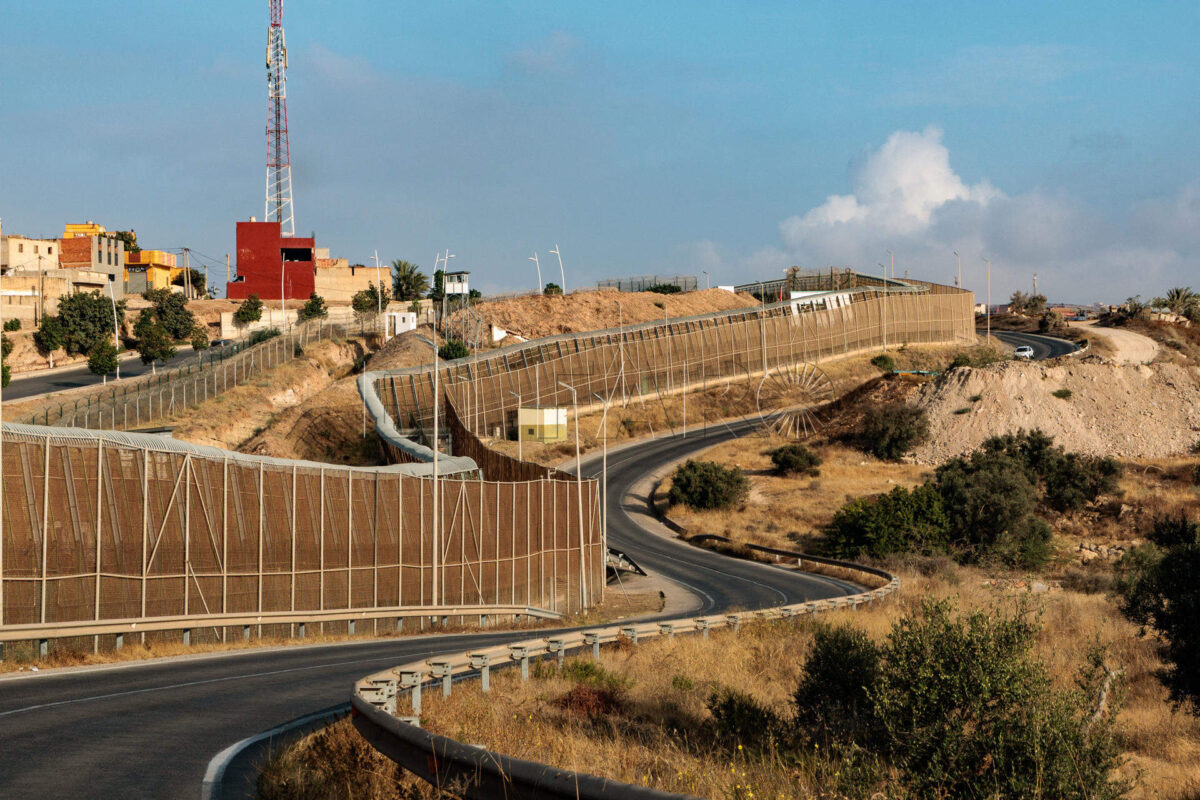 FOTODELDÍA - MELILLA (ESPAÑA), 15/08/2026.- La frontera de Melilla está viviendo las últimas horas con tranquilidad y sin incidentes pese a los llamamientos que se han difundido en redes sociales en Marruecos para intentar entrar este sábado de forma irregular en Ceuta y Melilla, aunque con un mayor despliegue policial del habitual. Fuentes de la Delegación del Gobierno en Melilla han informado a EFE de que la jornada está transcurriendo con normalidad, sin novedad y sin incidentes. EFE/Giner