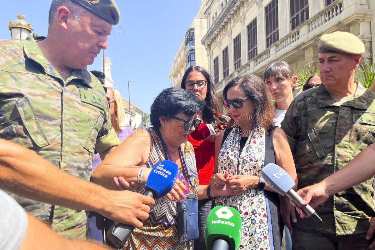 Una ciudadana de Ceuta informa a la ministra de Defensa, Margarita Robles, sobre la situación tras la entrada de inmigrantes en la ciudad, a la llegada de Robles a Ceuta donde visitará a las tropas dependientes del Mando Operativo Terrestre desplegadas y mantendrá un encuentro con el presidente de la ciudad autónoma, Juan Jesús Vivas.. EFE/Reduan