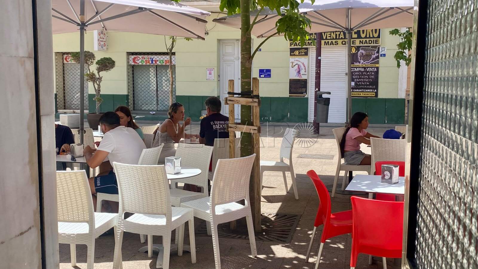 Tan solo algunas personas se atreven a salir al mediodía en verano