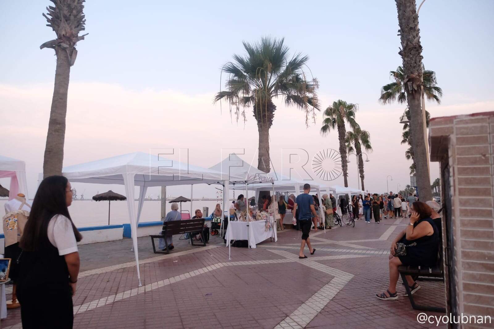 Feria de emprendedoras de Activas en el Paseo Marítimo durante este pasado sábado. -Cedida por Mohamed-
