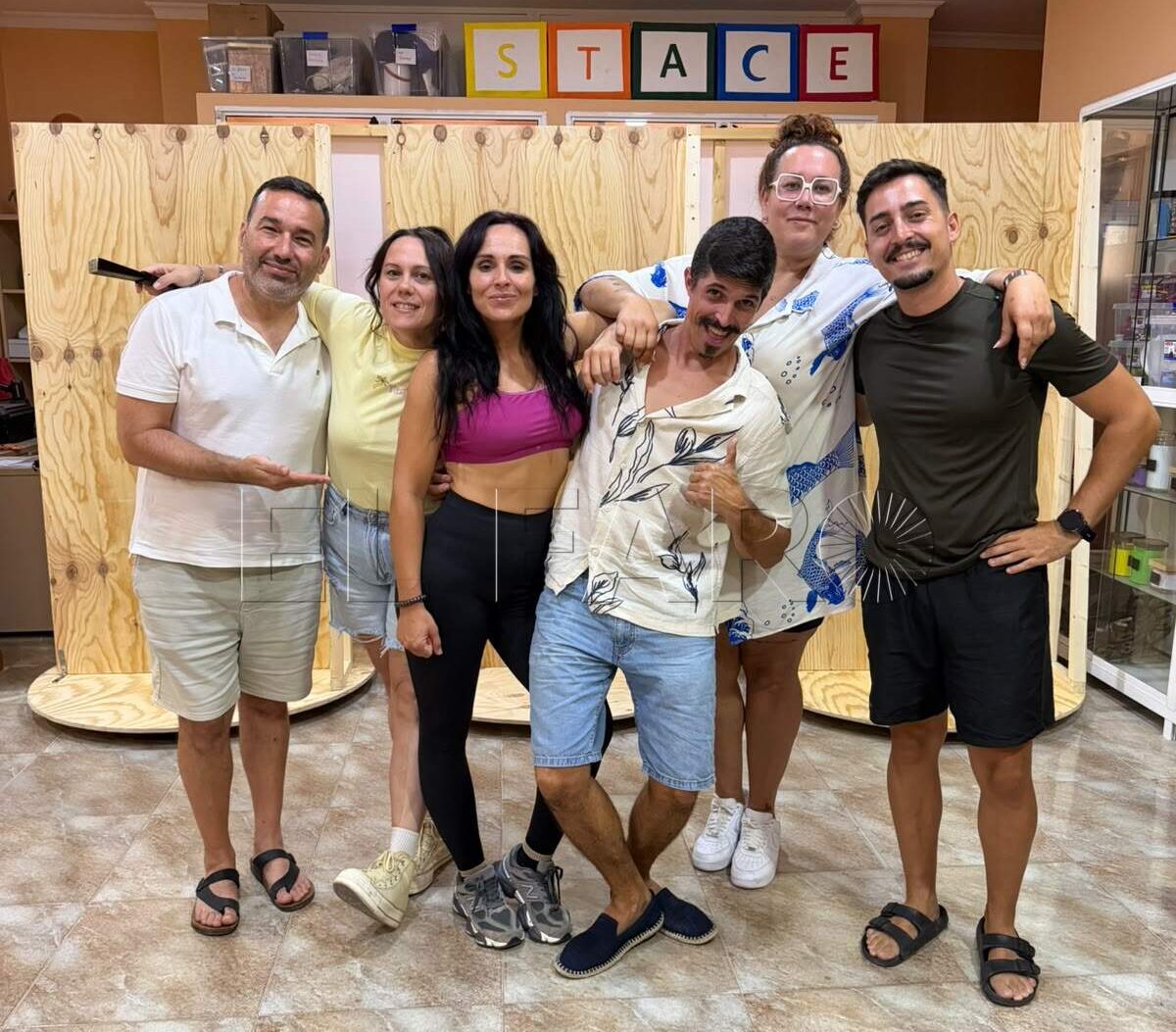 Parte del elenco de la obra junto a la directora Aránzazu Mansilla. -Cedida por la compañía-