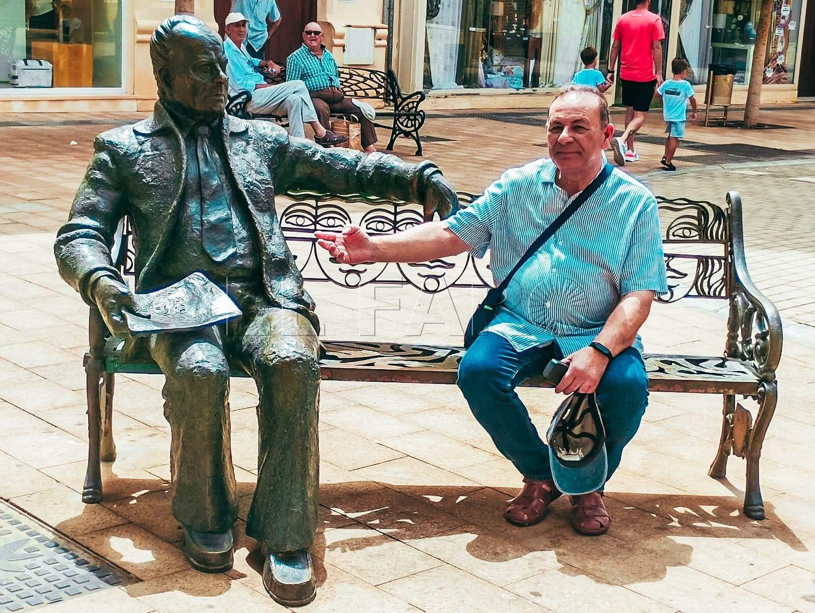 Jesús Morales junto a la estatua de César Jiménez en Melilla. -Cedida por el escritor-