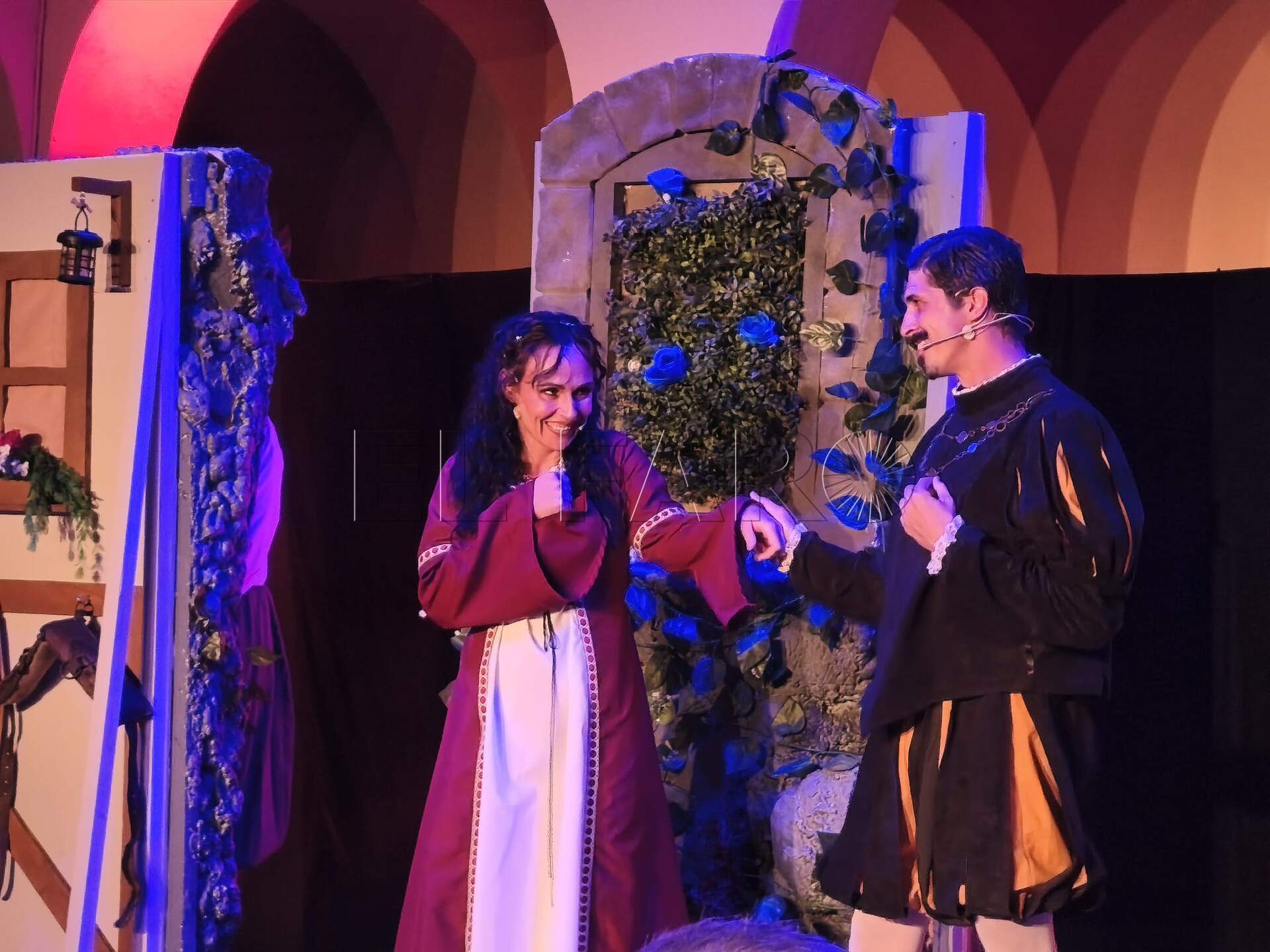 Marina Requena interpretando el personaje de Isabel y Manu Arrarás el de Don Diego. -AGC-