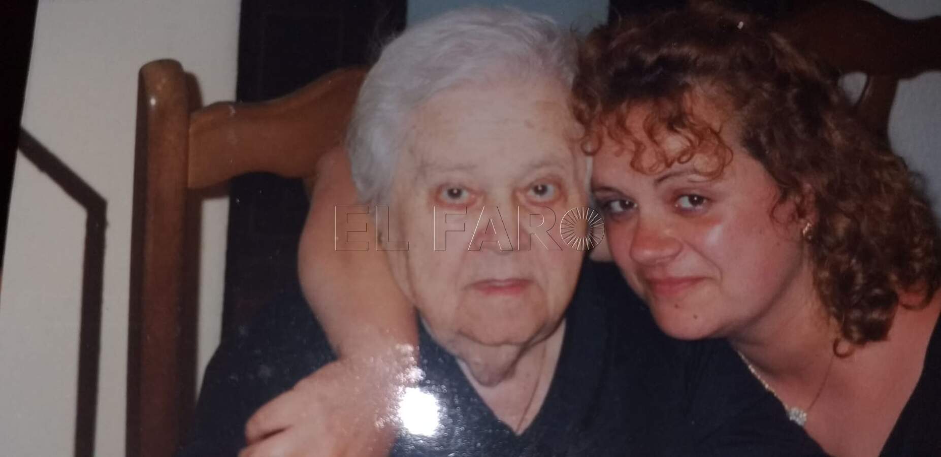 Aurelia Campos, junto a su abuela Aurelia, con quien las telas adquirían valor y utilidad y podían convertirse en universos de fantasía. -Cedida por Campos-