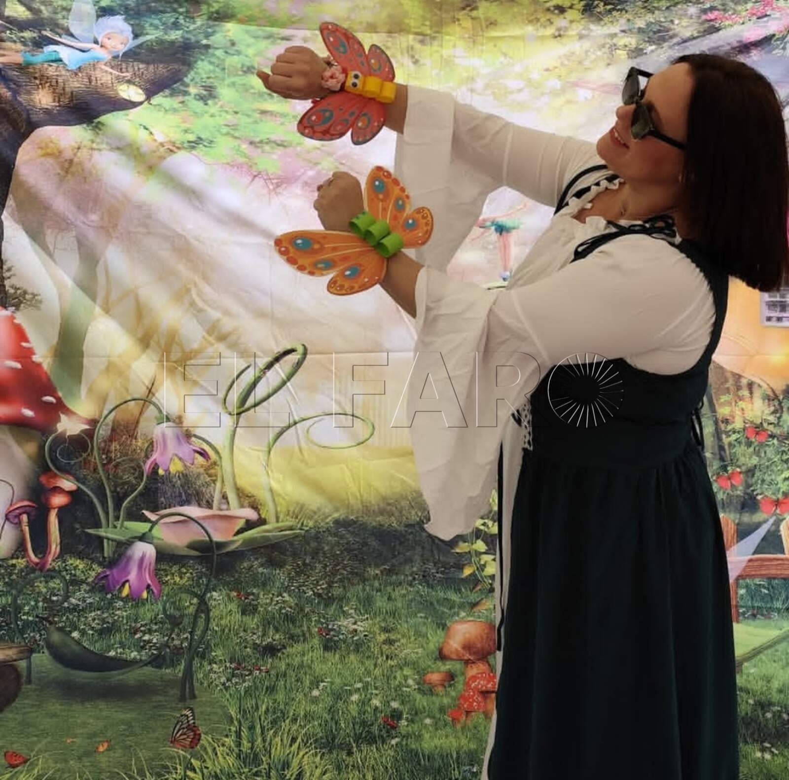 María Mansilla con dos mariposas en las muñecas realizadas de forma artesanal. -Cedida por Mansilla-