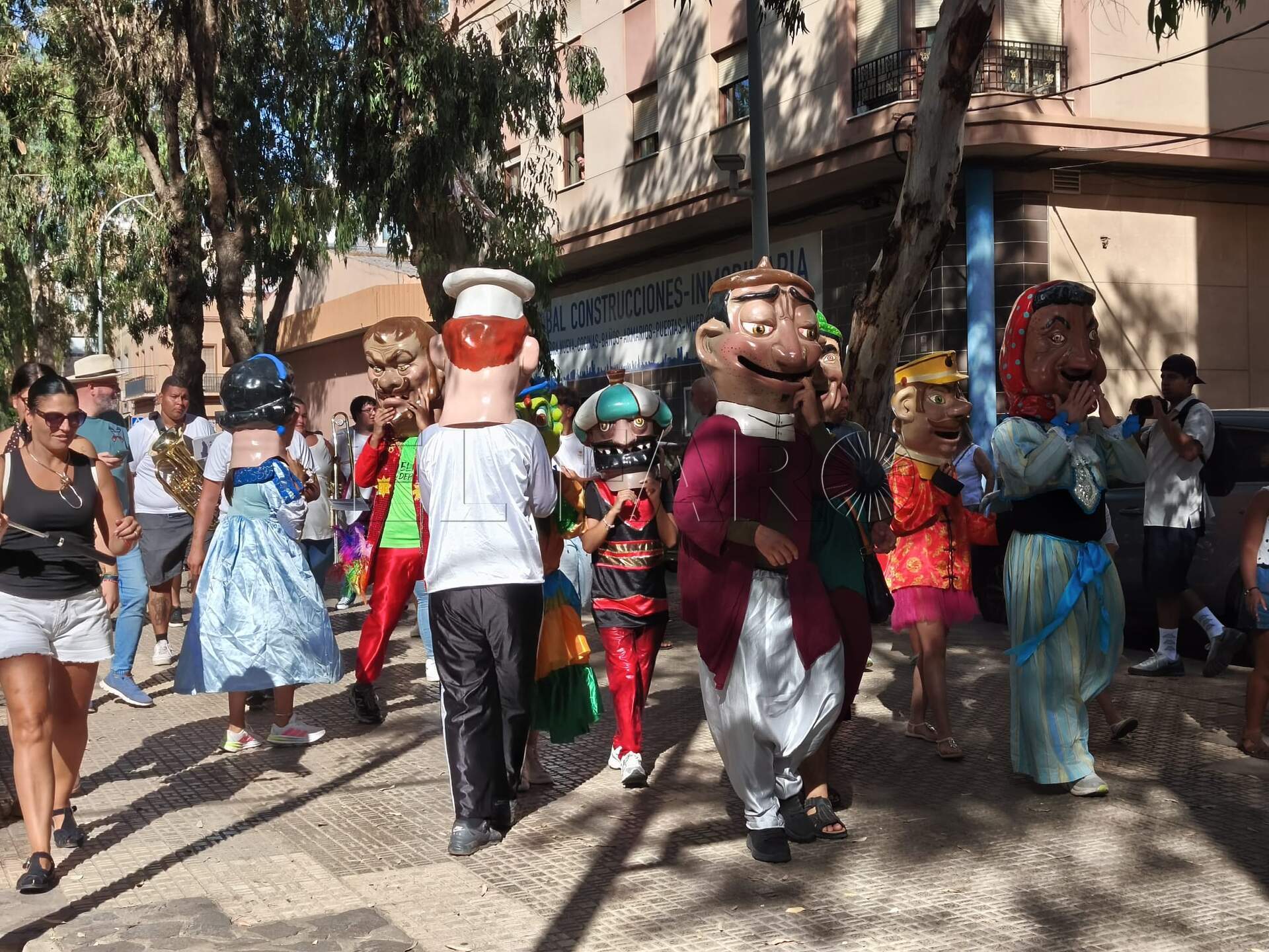 Los cabezudos y la charanga despiertan la magia en El Real. -AGC-
