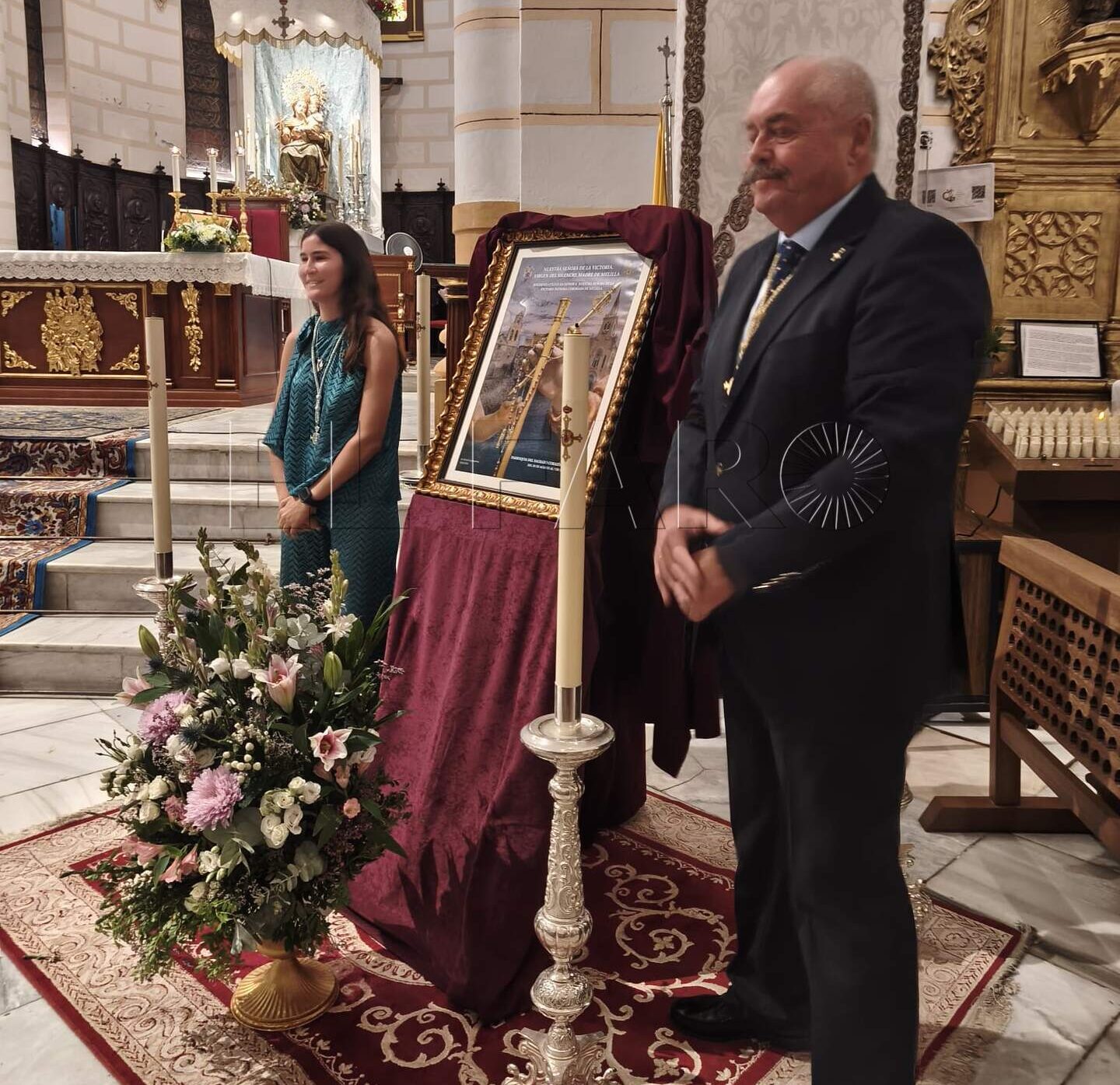 María Milagrosa Pérez y José María Aguilar junto al cartel. -AGC-