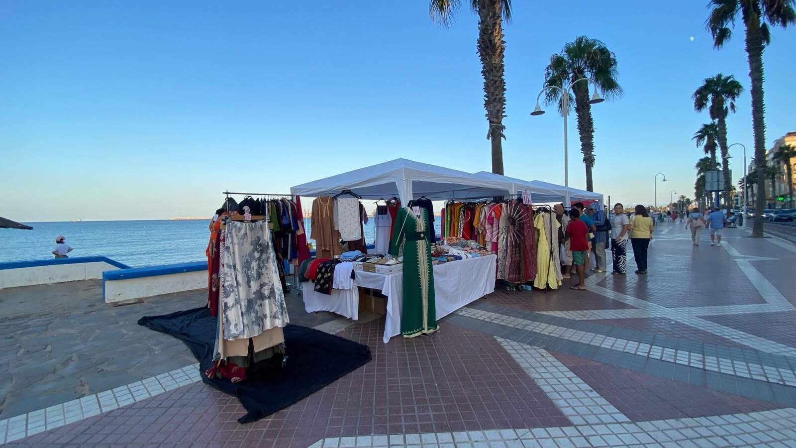 Mercado de Activas en el Paseo Marítimo de Melilla