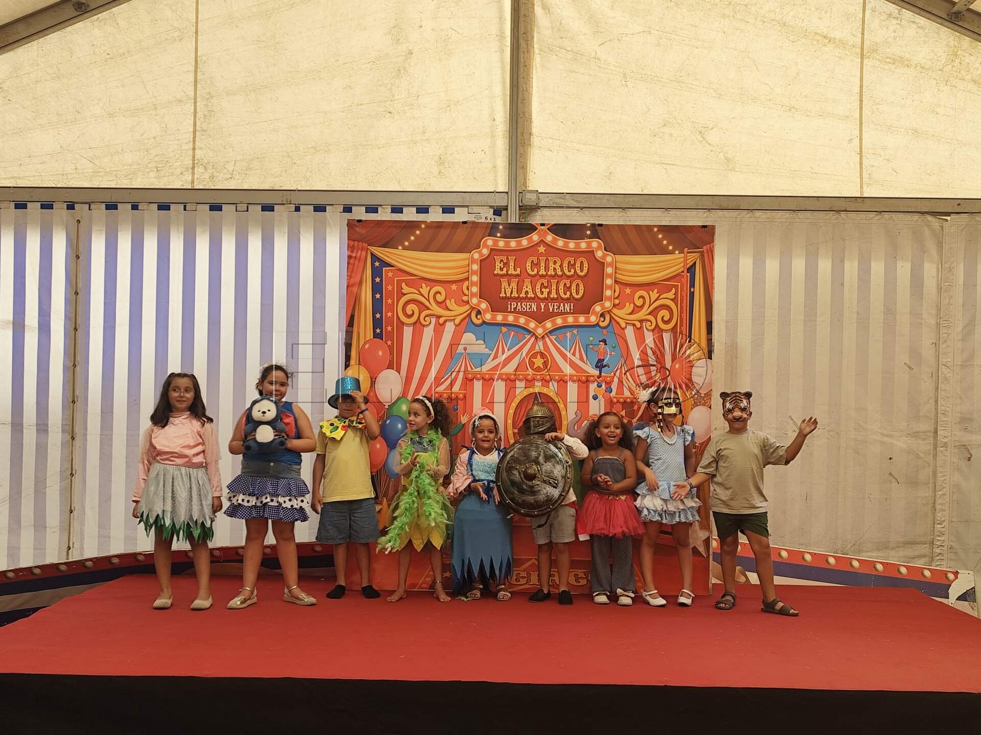 Área temática de espectáculos en el interior de la Caseta Infantil de la Feria. -Cedida por Abracadabra-