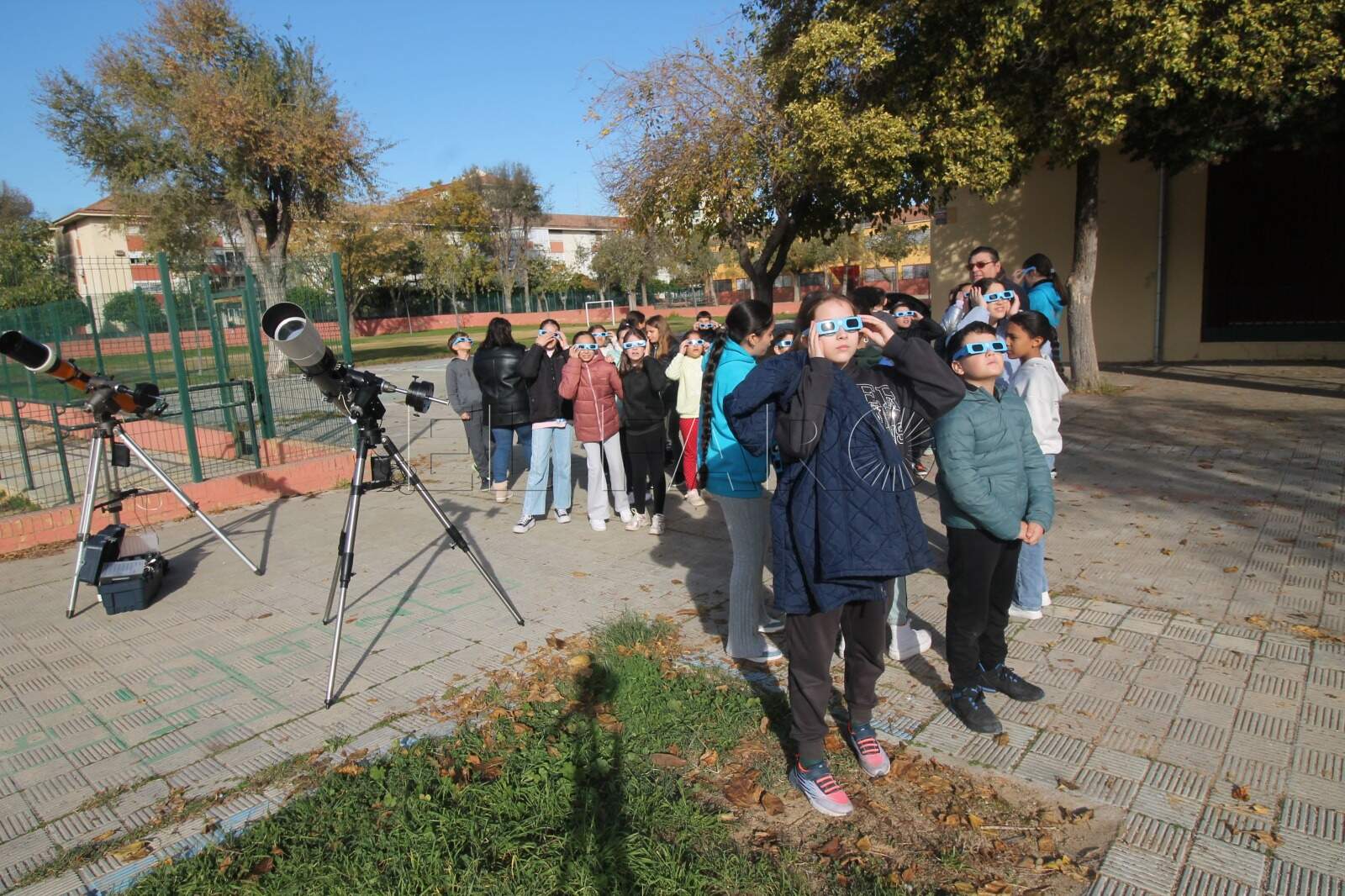 El uso de gafas homologadas es obligatorio para contemplar el eclipse (Asociación Astronómica de España)