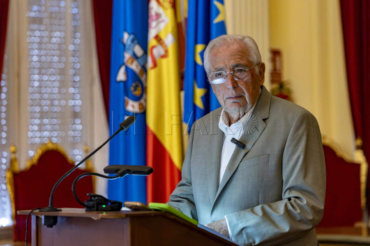 Melilla, 30/07/2026.- El presidente de Melilla, Juan José Imbroda (PP), durante una rueda de prensa en la que ha advertido de que en la ciudad autónoma puede pasar lo mismo que en Ceuta, una invasión en toda regla que ya se dio hace cinco años y que ha atribuido al fracaso absoluto del Gobierno de Sánchez en política migratoria. EFE/Giner