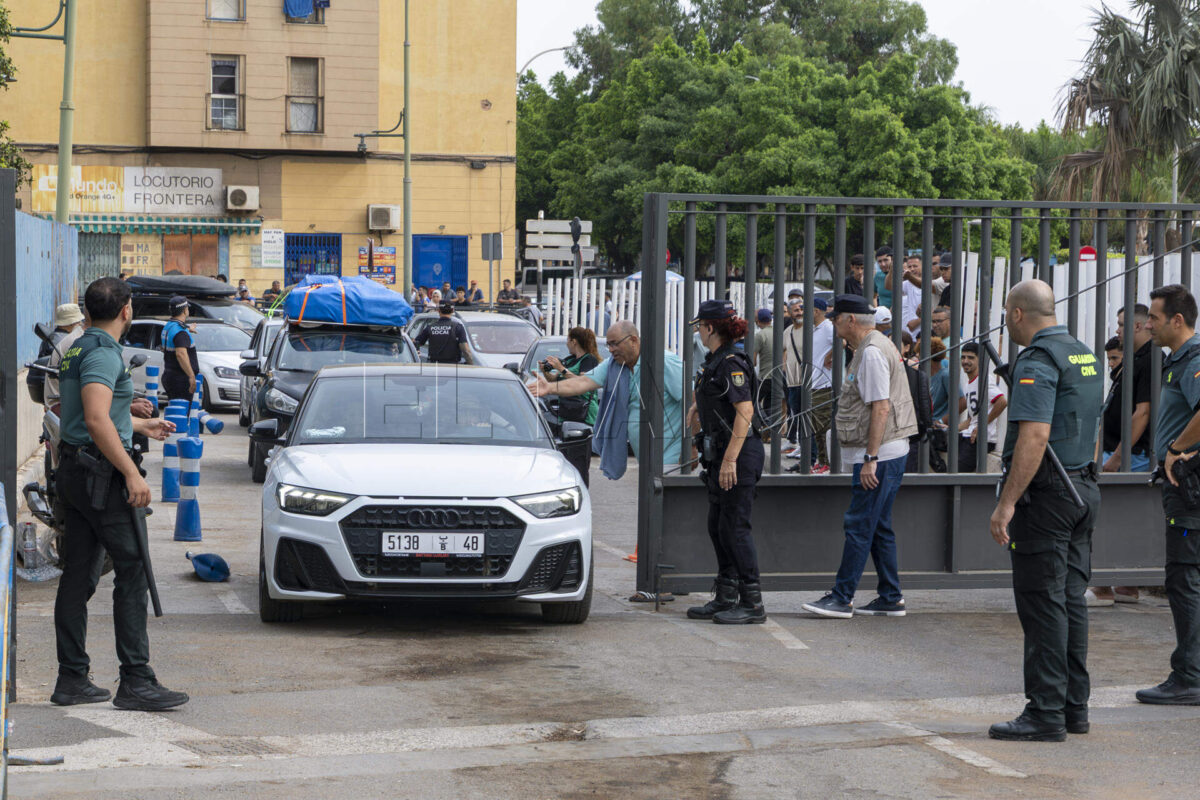 MELILLA, 01/08/2026.- El paso fronterizo de Beni-Enzar, único operativo entre España y Marruecos en Melilla, ha reabierto este sábado sus puertas tras 36 horas de cierre por la presión migratoria en la ciudad autónoma.Fuentes policiales han informado a EFE de que esta reapertura será de forma gradual, con un paso de 20 en 20 vehículos para garantizar la seguridad de los viajeros y de los cuerpos policiales de ambos países. EFE/ Giner