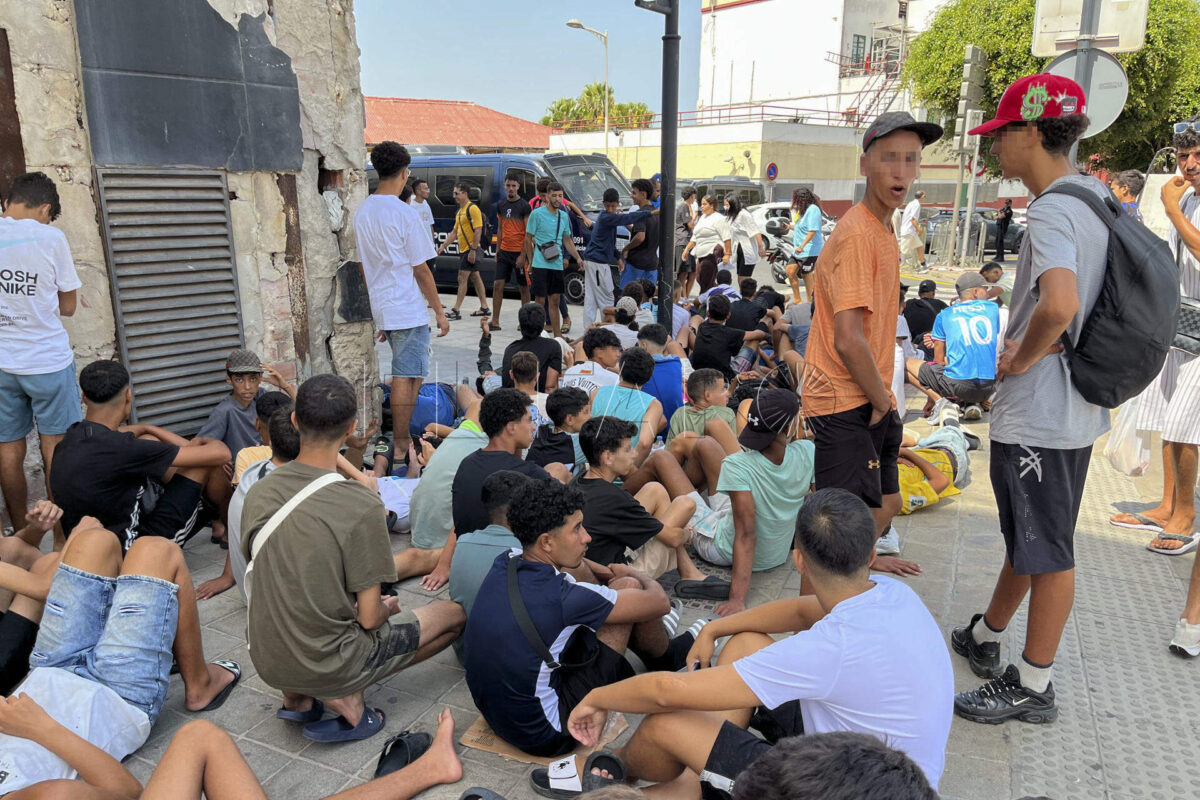 Multitud de menores migrantes esperan para su filiación frente a la Jefatura Superior de la Policía Nacional en Ceuta este lunes. La situación en Ceuta sigue lejos de normalizarse, con campamentos provisionales para muchos migrantes y miles de menores a la espera de una solución, y continúa marcando la disputa entre el Gobierno y el PP, que mantiene el pulso para que tres ministros comparezcan en el Senado aunque desde el Ejecutivo solo piensen hacerlo en el Congreso. -EFE/ Reduan