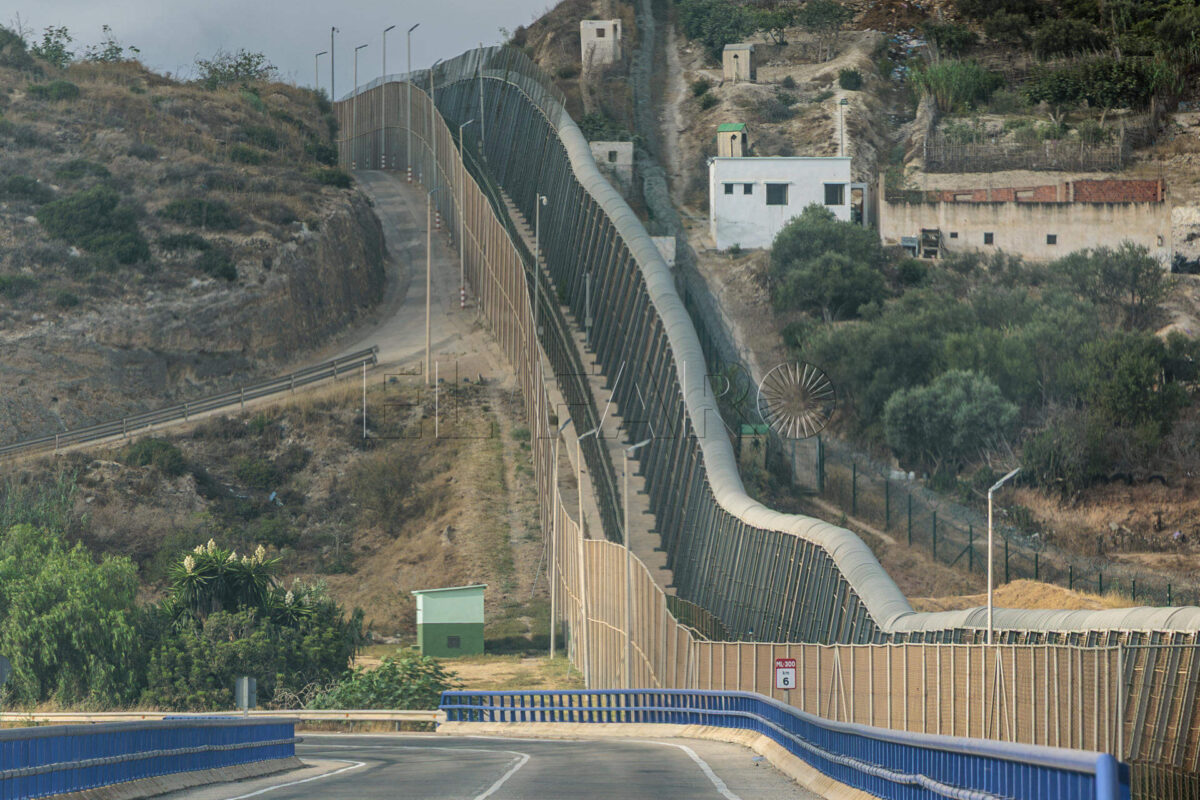 Melilla mantiene este domingo la calma en su frontera, al igual que sucedió la víspera pese a los llamamientos en redes a una entrada masiva irregular de migrantes en las dos ciudades autónomas, ya que no se han registrado incidentes y el paso fronterizo con Marruecos registra una afluencia bajo mínimos. EFE/ Giner