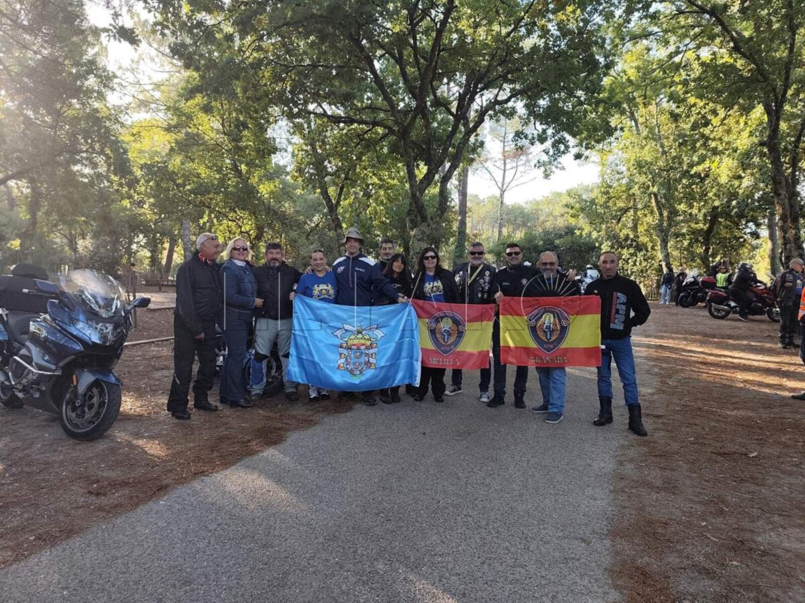 Los Ángeles Guardianes llevan la bandera de Melilla por las carreteras de Francia