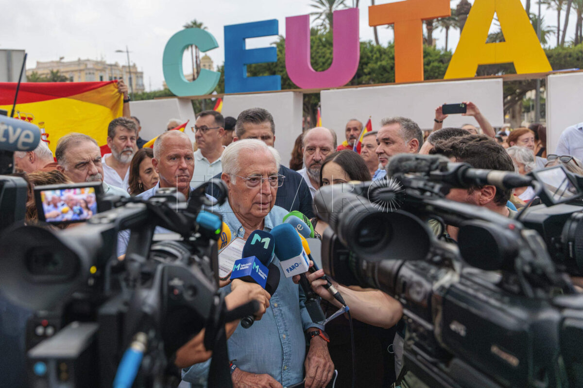 MELILLA, 02/09/2026.- El presidente de Melilla, Juan José Imbroda, ha avanzado la firma de este en declaraciones a los periodistas tras la multitudinaria concentración, de las más importantes de los últimos años en la ciudad, donde ha dejado claro que Ceuta y Melilla están unidas a muerte. EFE/Giner