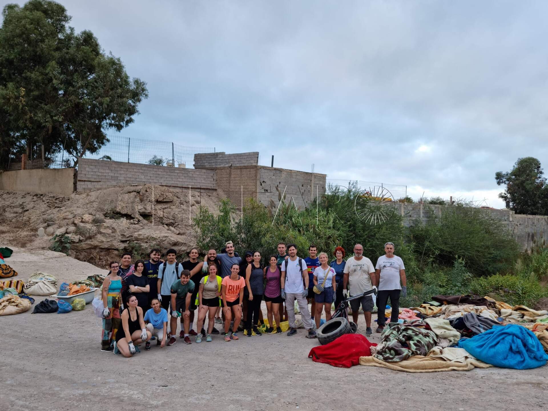 Ecologistas en Acción denuncia que quedan toneladas de ropa en el cauce del río de Oro
