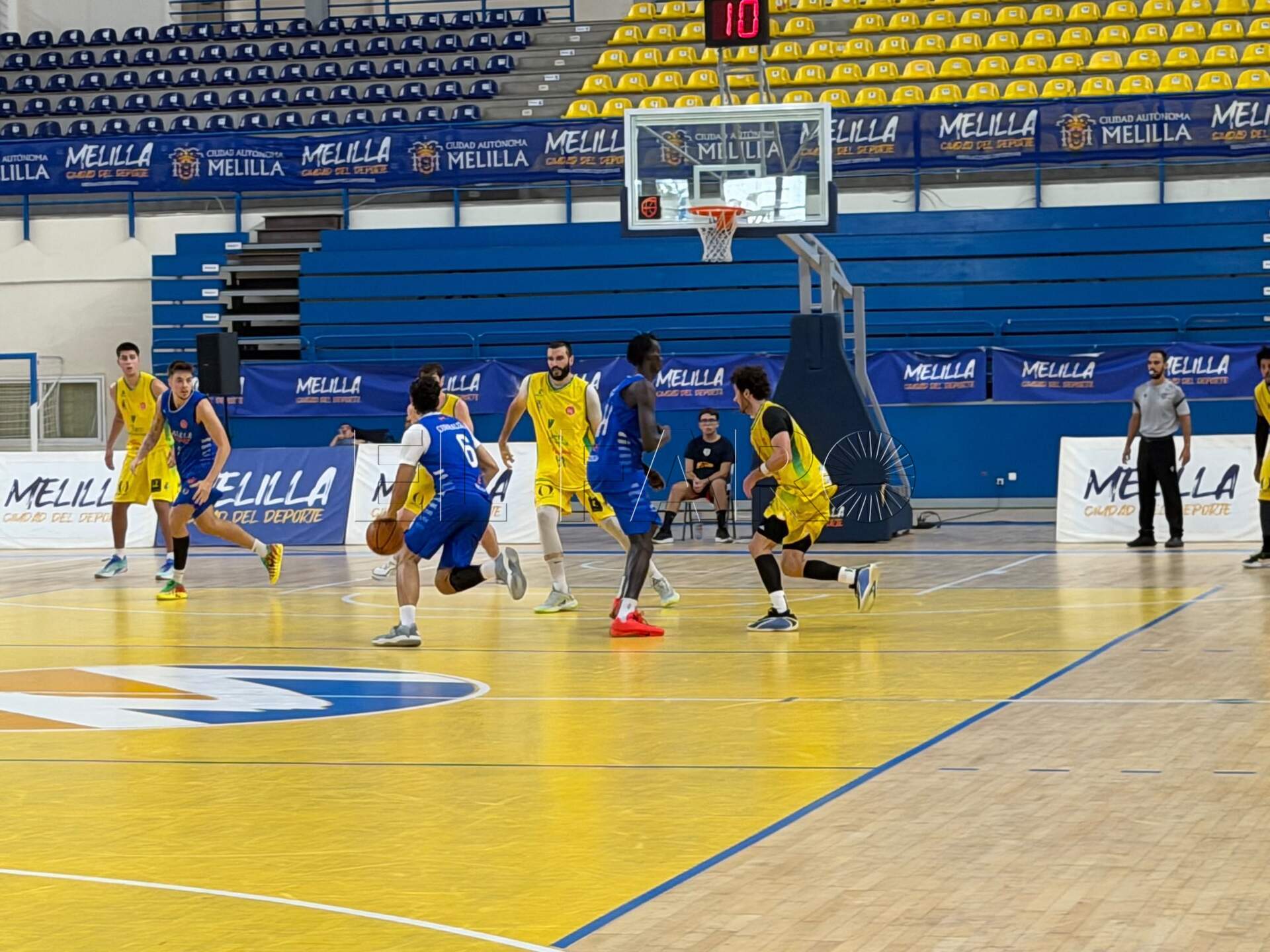 El Melilla Baloncesto barre de la pista al Jaén