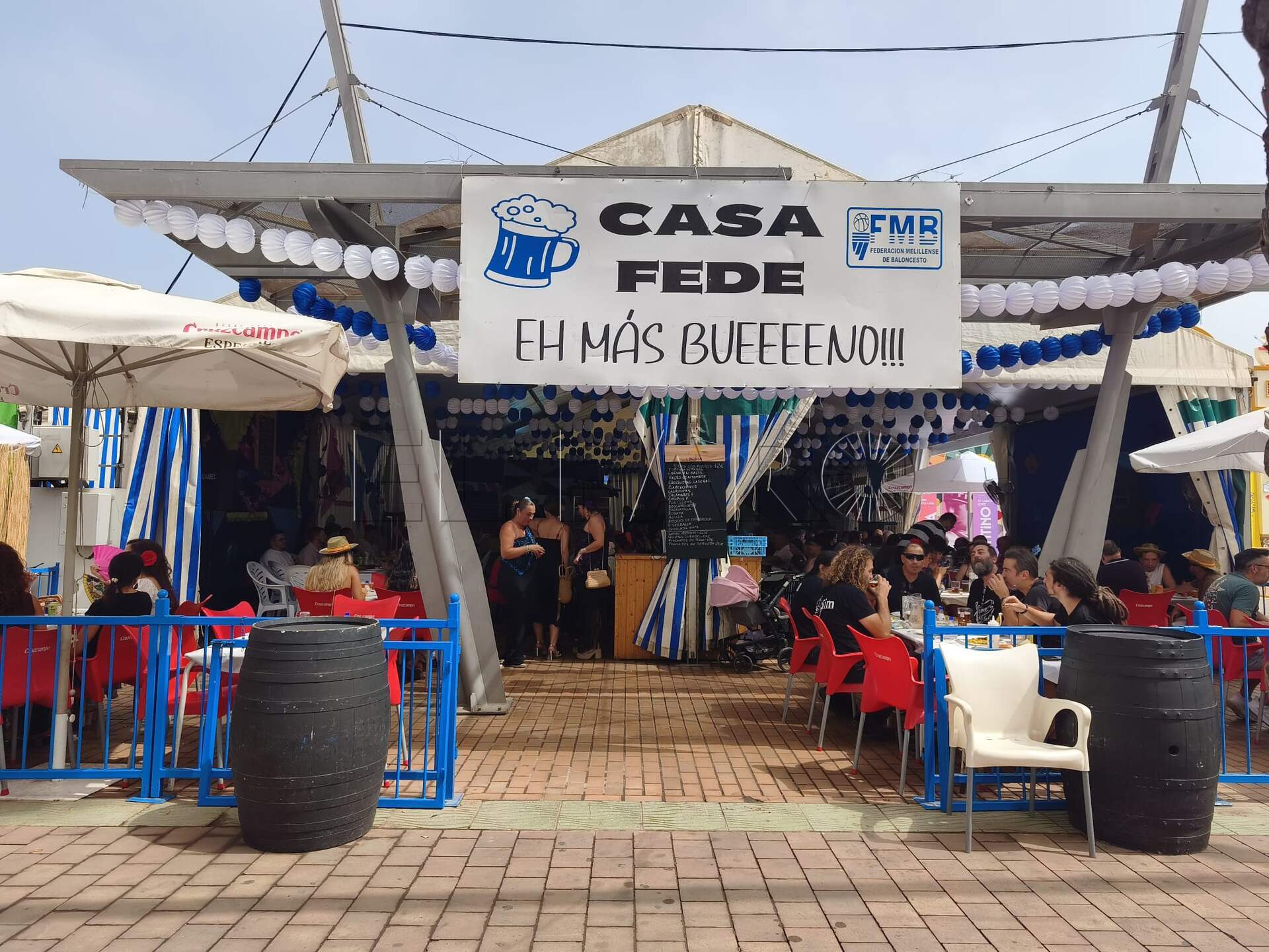 Oferta gastronómica y ambiente festivo en el interior de la caseta de Casa Fede y FMB. -AGC-