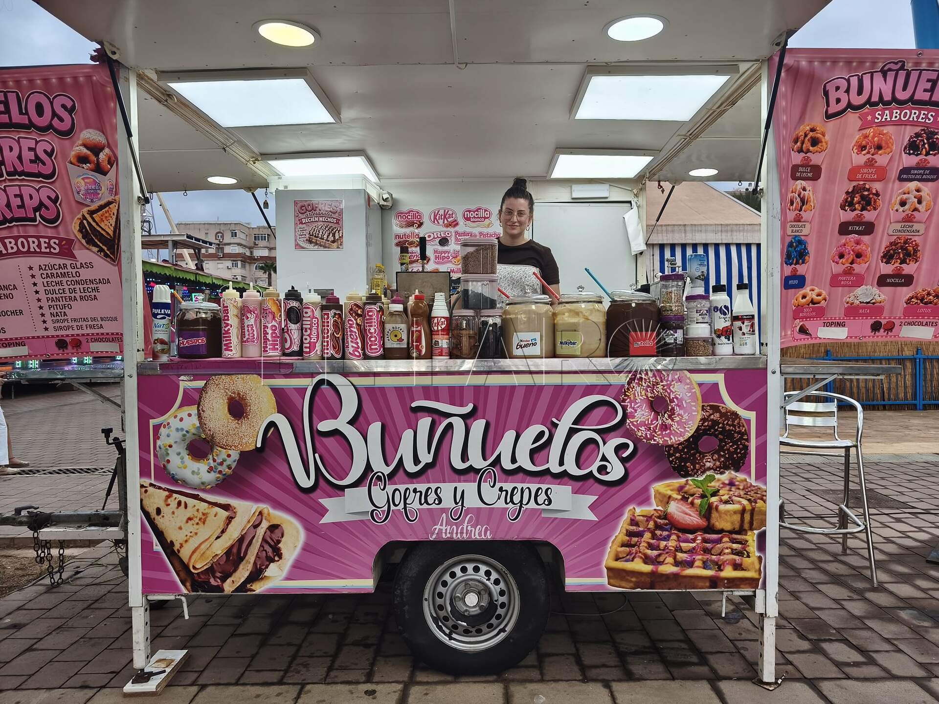 Profesional de un de los puestos de dulces. -AGC-