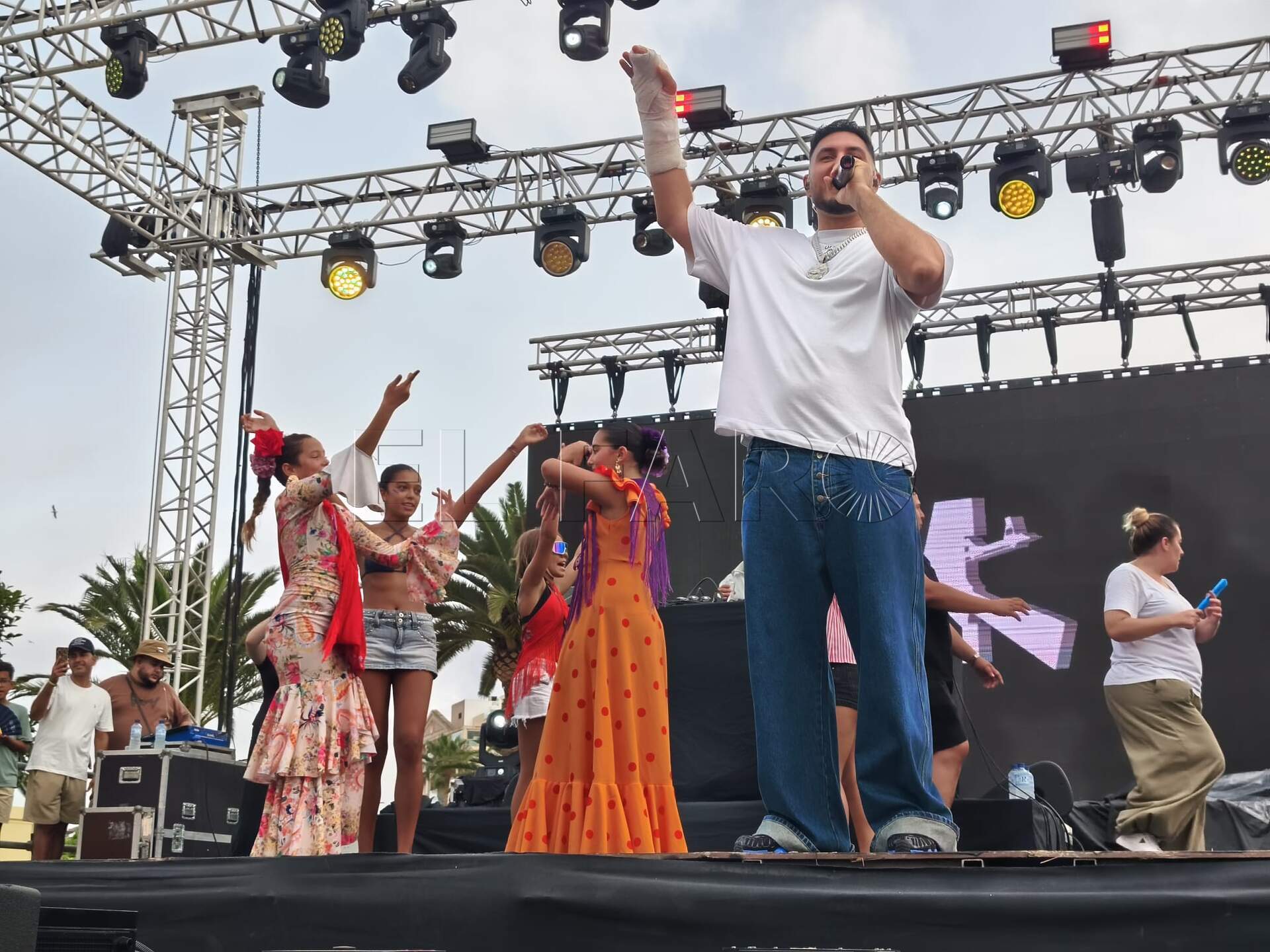 Omar Montes sube a unas niñas a bailar durante la canción "La Sevillana". -AGC-