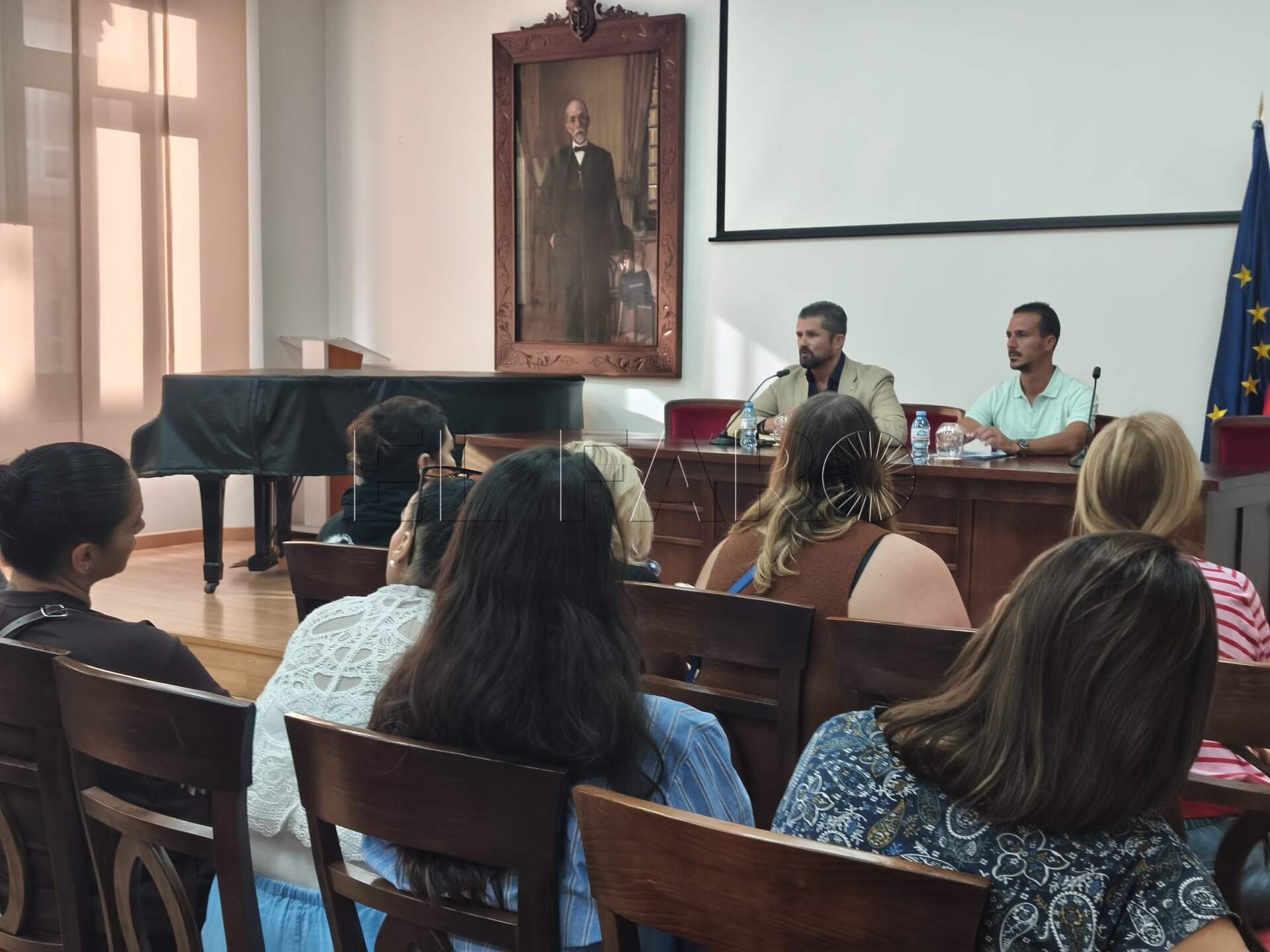 Miguel Ángel Fernández dando la bienvenida al nuevo curso escolar a los profesionales que se incorporarán este curso como cuidadores. -AGC-