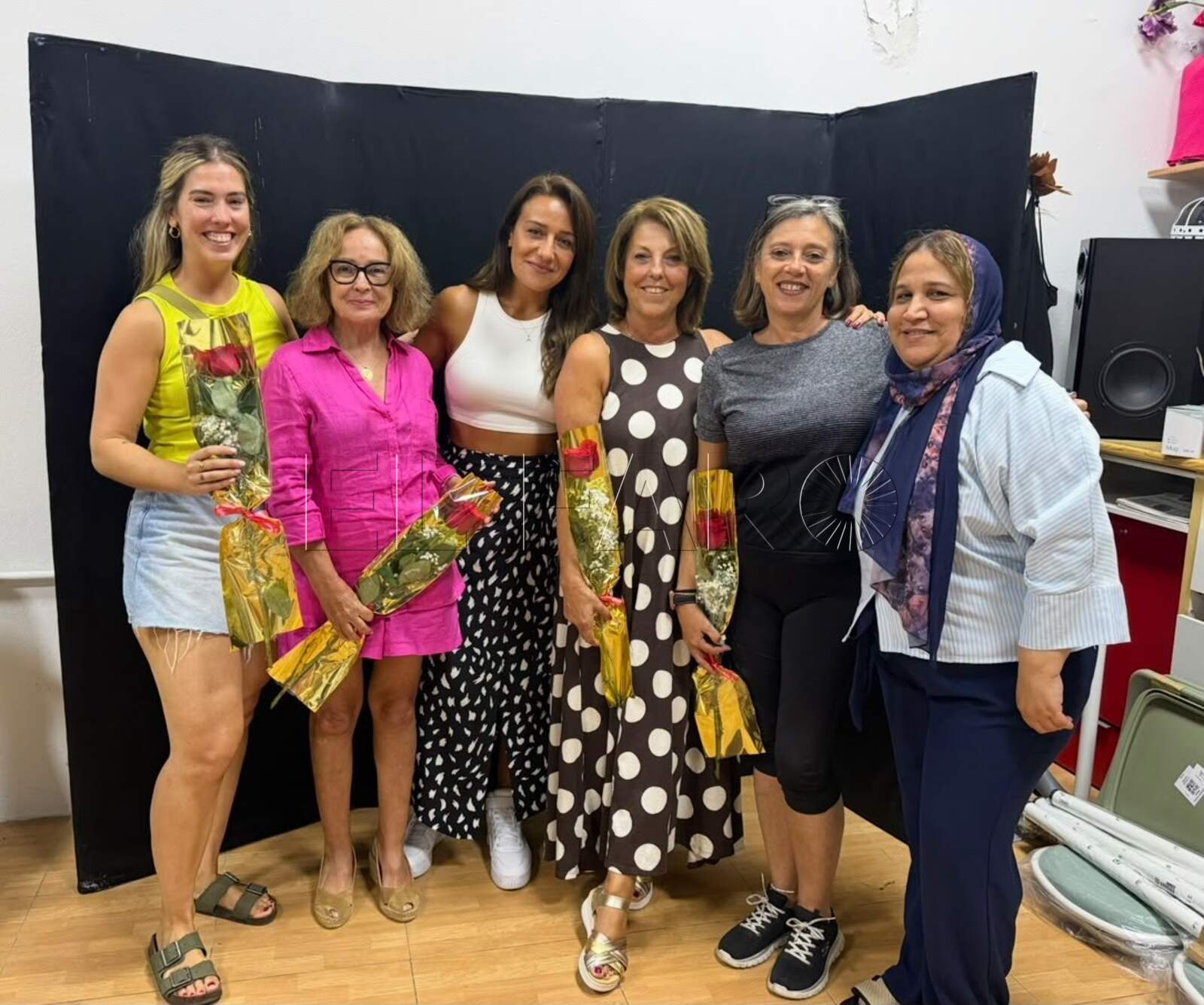 Alejandra Acedo, profesora de teatro de Aula Escénica, junto a parte del grupo de alumnas adultas. -Cedida por Acedo-