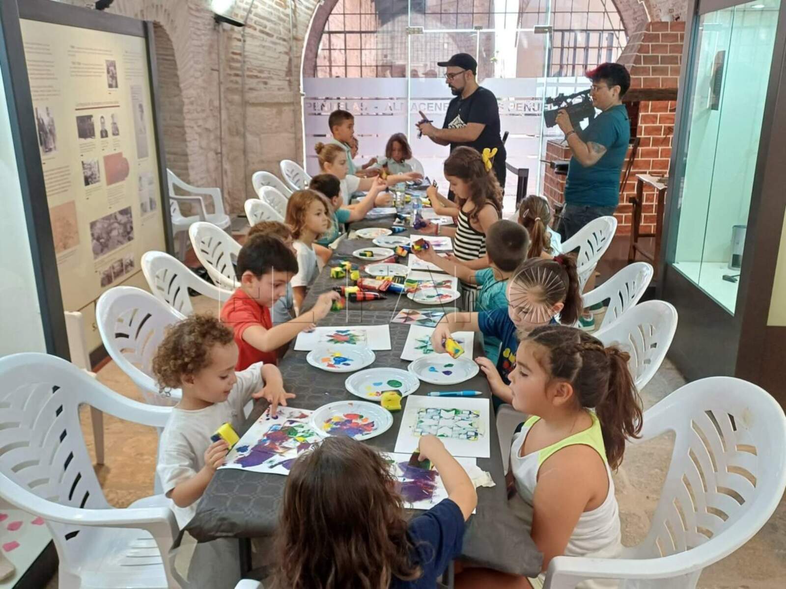 Los más pequeños conocen el modernismo melillense a través de sus baldosas