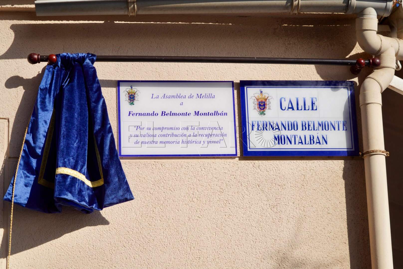 La Asamblea homenajea a Fernando Belmonte con una placa en la calle que lleva su nombre