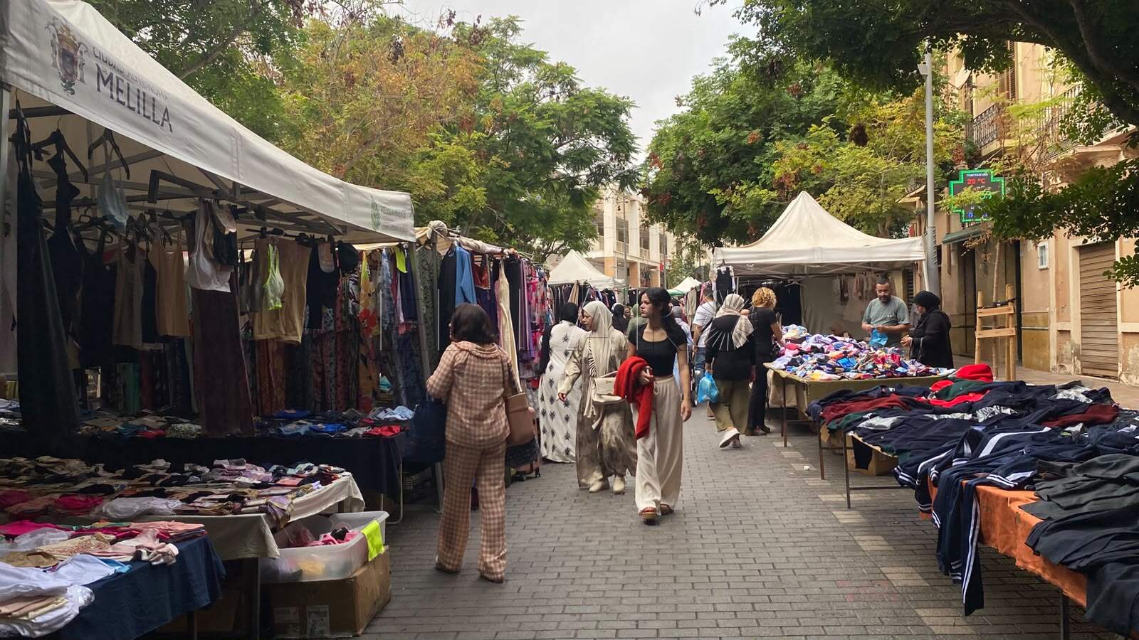 Los comerciantes del mercadillo lamentan que es “pan para hoy y hambre para mañana”