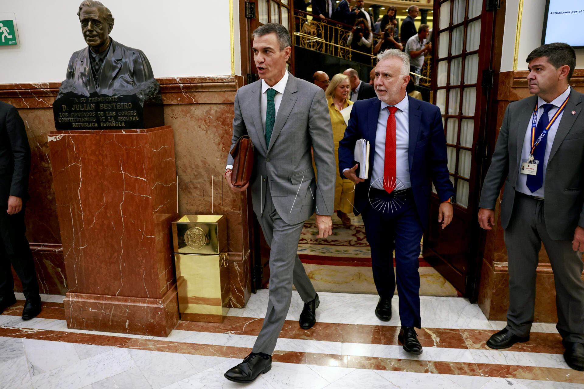 FOTODELDÍA MADRID, 03/09/2026.- El presidente del Gobierno, Pedro Sánchez (i), junto a ministro de Política Territorial y Memoria Democrática, Ángel Víctor Torres (d), este jueves a su salida del pleno extraordinario en el que ha comparecido para explicar sus decisiones en la crisis migratoria sufrida por Ceuta. EFE/ Chema Moya