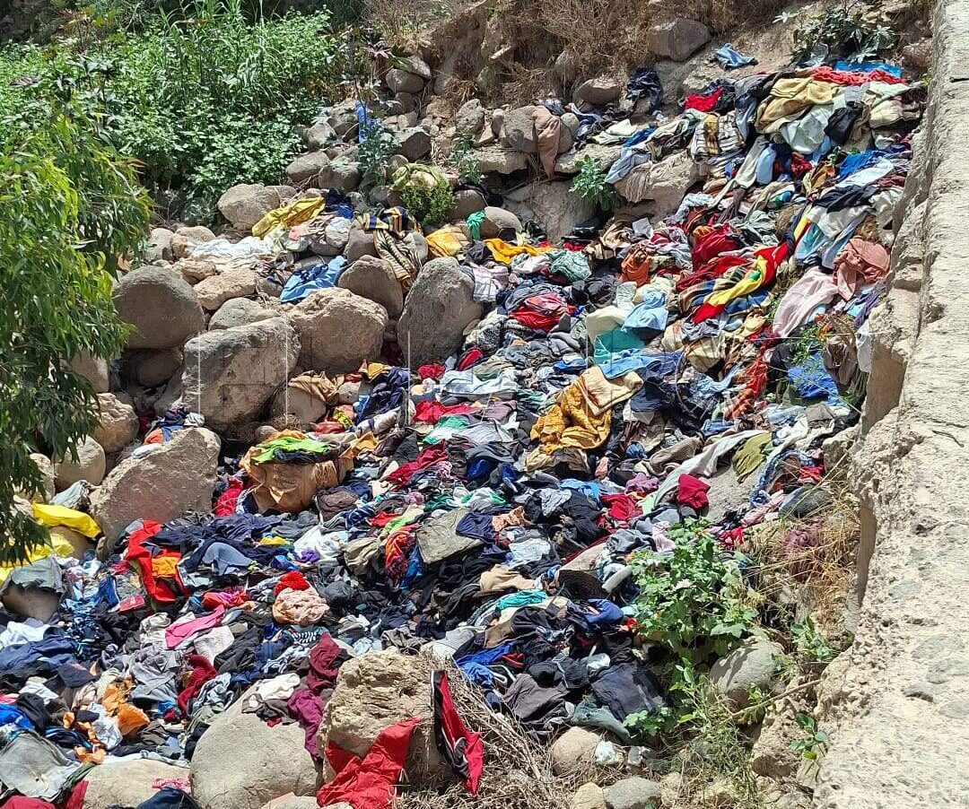 Vertido ilegal de ropa en la Pista de Carros con el cauce del río (cedida)