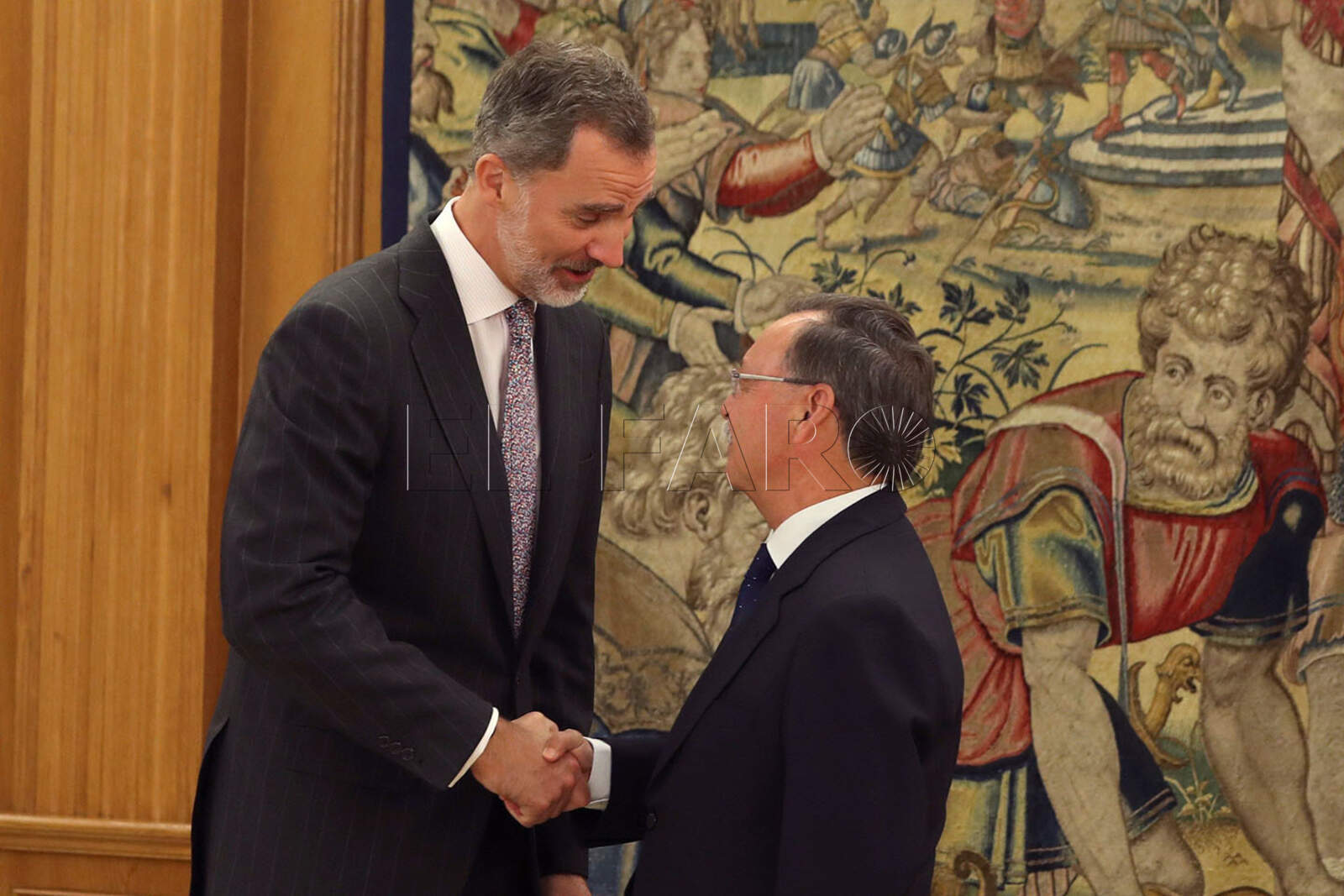 GRAF127. MADRID, 29/07/2019.- El rey Felipe VI recibe en audiencia al presidente de Ceuta, el popular Juan Jesús Vivas (d), este lunes en el Palacio de la Zarzuela. EFE/ J.J.Guillén