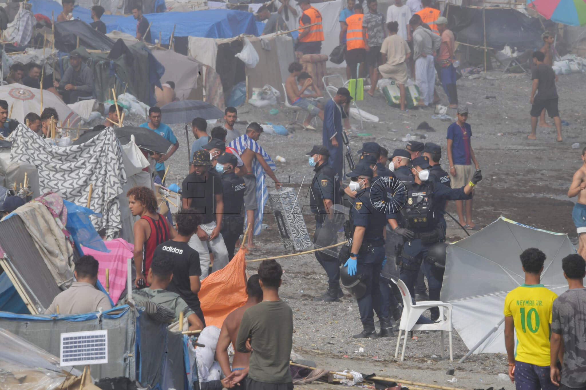Expertos no ven sensato un choque con Marruecos pero tampoco caer en la condescendenciaExpertos en política internacional no ven nada sensato entrar en un choque con Marruecos a cuenta de la crisis de Ceuta, pero tampoco caer en la condescendencia, y reprochan al Gobierno que la ciudad aún no haya recuperado la normalidad -casi dos meses después-, porque eso ha permitido a Rabat "tomarle la medida". Una opinión que expresan ante la posición que ha venido manteniendo el presidente del Gobierno, Pedro Sánchez, durante toda esta crisis, insistiendo siempre en la colaboración de Rabat desde el momento en que se produjo la entrada masiva de migrantes, el 30 y 31 de julio, y evitando señalar su responsabilidad aunque esta semana en Nueva York reconoció por primera vez que fallaron los controles en la parte marroquí. Juan Luis Manfredi, catedrático de Estudios Internacionales e Investigación del Centro de Estudios Europeos de la Universidad de Castilla-La Mancha, explica a EFE que es "complicado" dar una respuesta contundente a Marruecos porque la migración es "un instrumento de presión", como se ha visto otras veces, por ejemplo en Bielorrusia con Polonia o Turquía con la UE. No es partidario de la "confrontación abierta" porque no beneficia ni a España ni a Marruecos, pero sí apuesta por dar un paso adelante y mostrar contundencia, defendiendo el interés nacional de nuestro país en sus fronteras, en su desarrollo económico o sus objetivos deportivos, al referirse al tira y afloja entre ambos países para celebrar la final del Mundial de fútbol de 2030. Por eso, dice que valora positivamente la anunciada visita del rey a Ceuta y Melilla -todavía sin fecha concreta- o la investigación abierta por la Audiencia Nacional sobre la entrada de migrantes, que traslada el mensaje de actuar "con firmeza" ante lo que son indicios "claros" de la participación de algunos estamentos de la sociedad marroquí. España y Marruecos mantienen una relación de "interdependencia y desconfianza estructural" Desde el punto de vista diplomático, estos equilibrios que está haciendo Sánchez suelen ser un recurso "para ganar margen de maniobra", porque una acusación directa contra Marruecos "tendría un elevado coste político y estratégico", advierte, por su parte, Rut Bermejo, investigadora para Migraciones del Real Instituto Elcano. La cooperación marroquí "resulta esencial" en ámbitos como el control migratorio, la lucha contra el terrorismo, la gestión fronteriza o los intercambios económicos. "España y Marruecos mantienen una relación caracterizada por una combinación de interdependencia y desconfianza estructural", recalca. Considera que la mejor manera para evitar que la migración se convierta en moneda de cambio diplomática es reducir las dependencias estratégicas y apostar por relaciones de cooperación "más equilibradas y estables". Según Bermejo, la experiencia de las dos últimas décadas demuestra que cuando un país depende en exceso de otro para controlar los flujos migratorios, "aumenta su vulnerabilidad frente a posibles episodios de instrumentalización de la migración". Marruecos "toma nota" de cómo ha impactado internamente las deficiencias en la gestión de la crisis de Ceuta Otro de los especialistas consultados, Pablo Sapag, profesor de la Universidad Complutense y experto en temas de África y Oriente Medio, afirma, en primer lugar, que "es imposible" que esa entrada de 80.000 personas pasara desapercibida en las fronteras. Y subraya además que la crisis se ha gestionado mal porque se está extendiendo en el tiempo, dando lugar a mucha tensión interna. Y de todo ello -subraya- Marruecos "toma nota". Según Sapag, si la gestión de la emergencia hubiera sido "más diligente", la tensión política "se podría haber descomprimido" y ahora no estaríamos hablando tanto de Ceuta ni quizá se hubiera planteado el viaje de Felipe VI. Un aspecto que pone también de relieve y que cree que España no parece entender bien es que el aliado natural de Marruecos no somos nosotros sino Estados Unidos y tampoco se termina de comprender que el control del Estrecho "tiene dos llaves: Gibraltar y Ceuta". Recuerda que el conflicto en Oriente Medio y el cierre del estrecho de Ormuz por parte de Irán ha evidenciado la importancia que tiene el control de estas vías marítimas y el Estrecho de Gibraltar es "una de las más importantes del mundo". Quien tenga la capacidad "de abrir y cerrarlas no necesita otro tipo de recursos"; "y eso también se nos ha escapado", apostilla